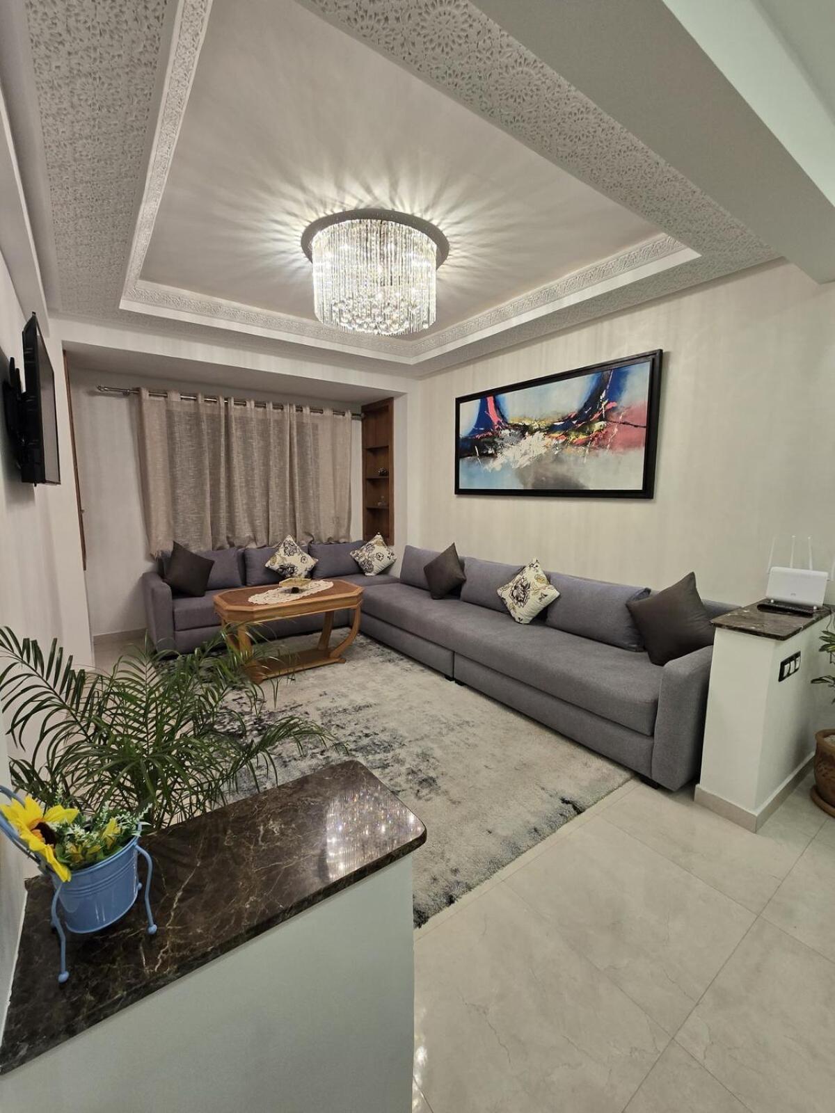 Chic 2BR Apt - Walk to Beach