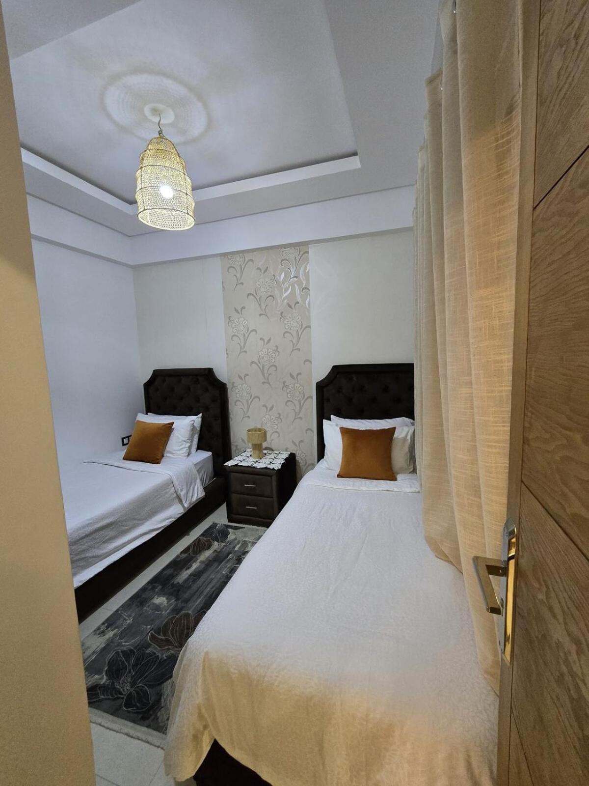 Chic 2BR Apt - Walk to Beach