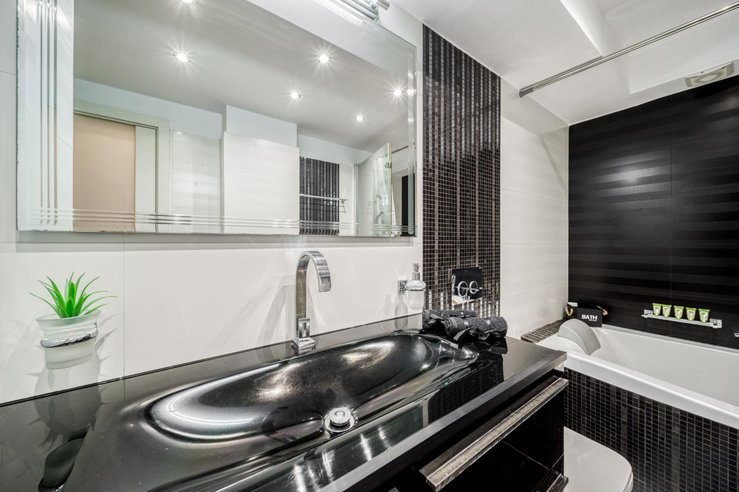 Two bedroom Lux apartment Next to the metro