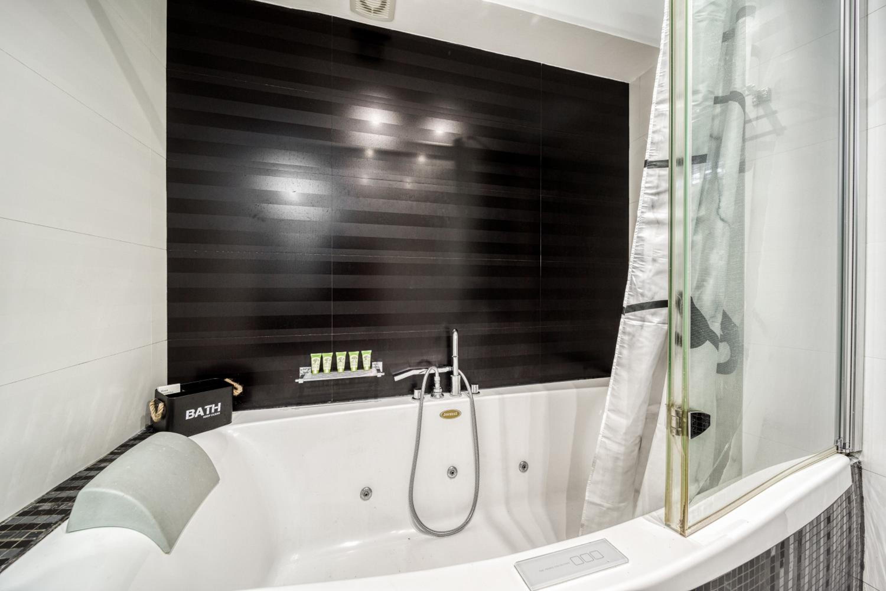Two bedroom Lux apartment Next to the metro