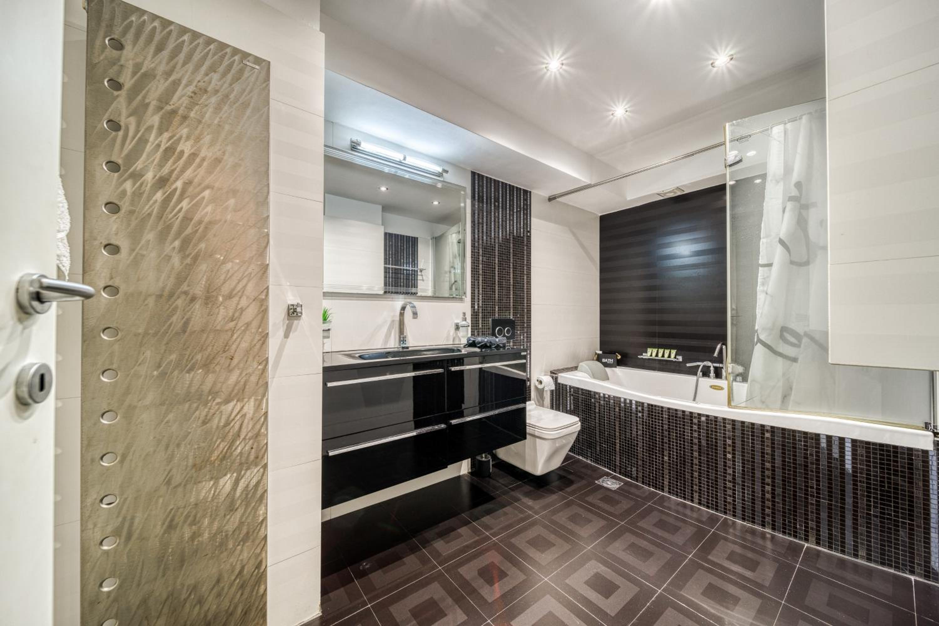 Two bedroom Lux apartment Next to the metro