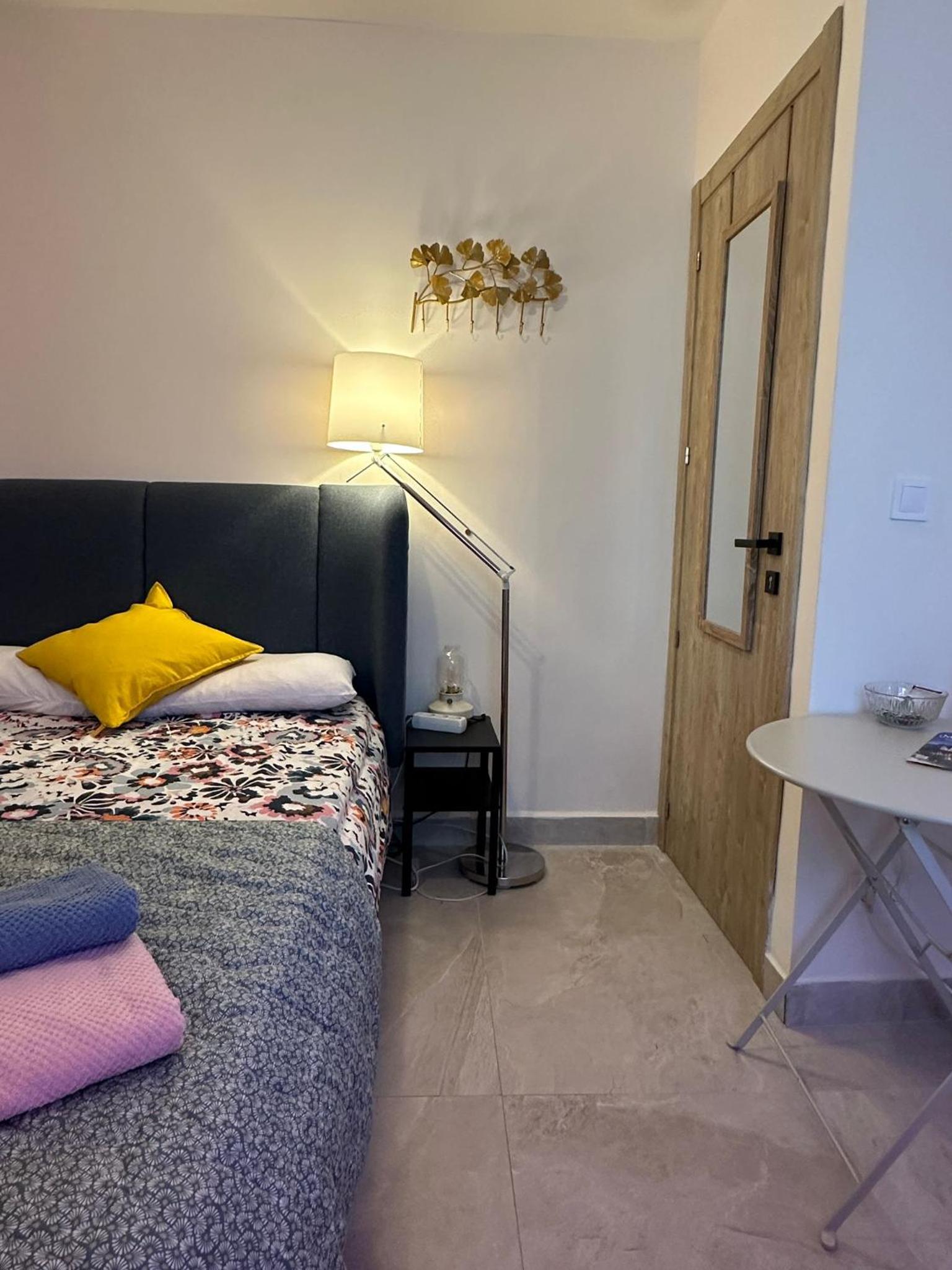 Peaceful Little Bedroom - Shared home with 3 cats