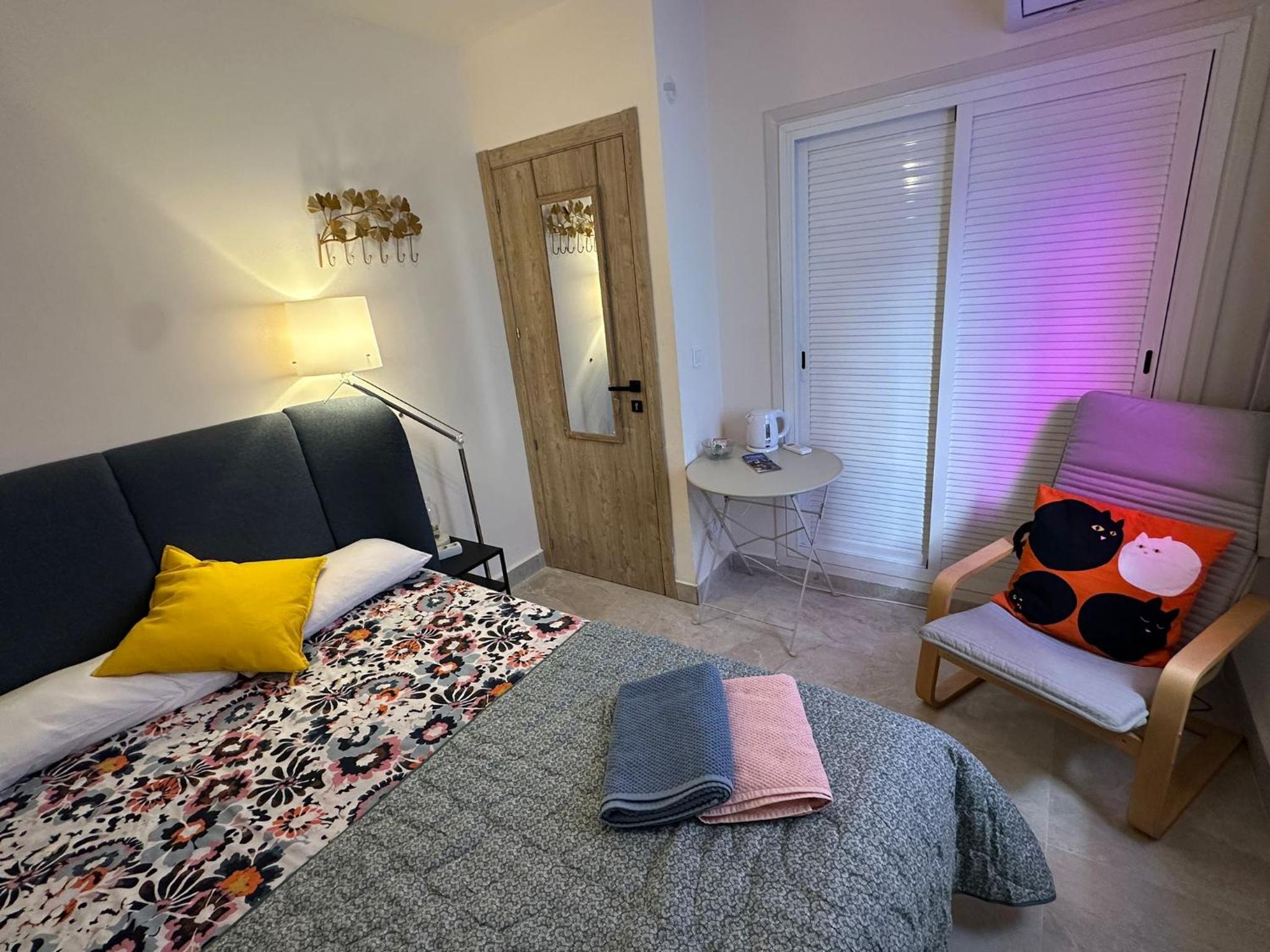 Peaceful Little Bedroom - Shared home with 3 cats