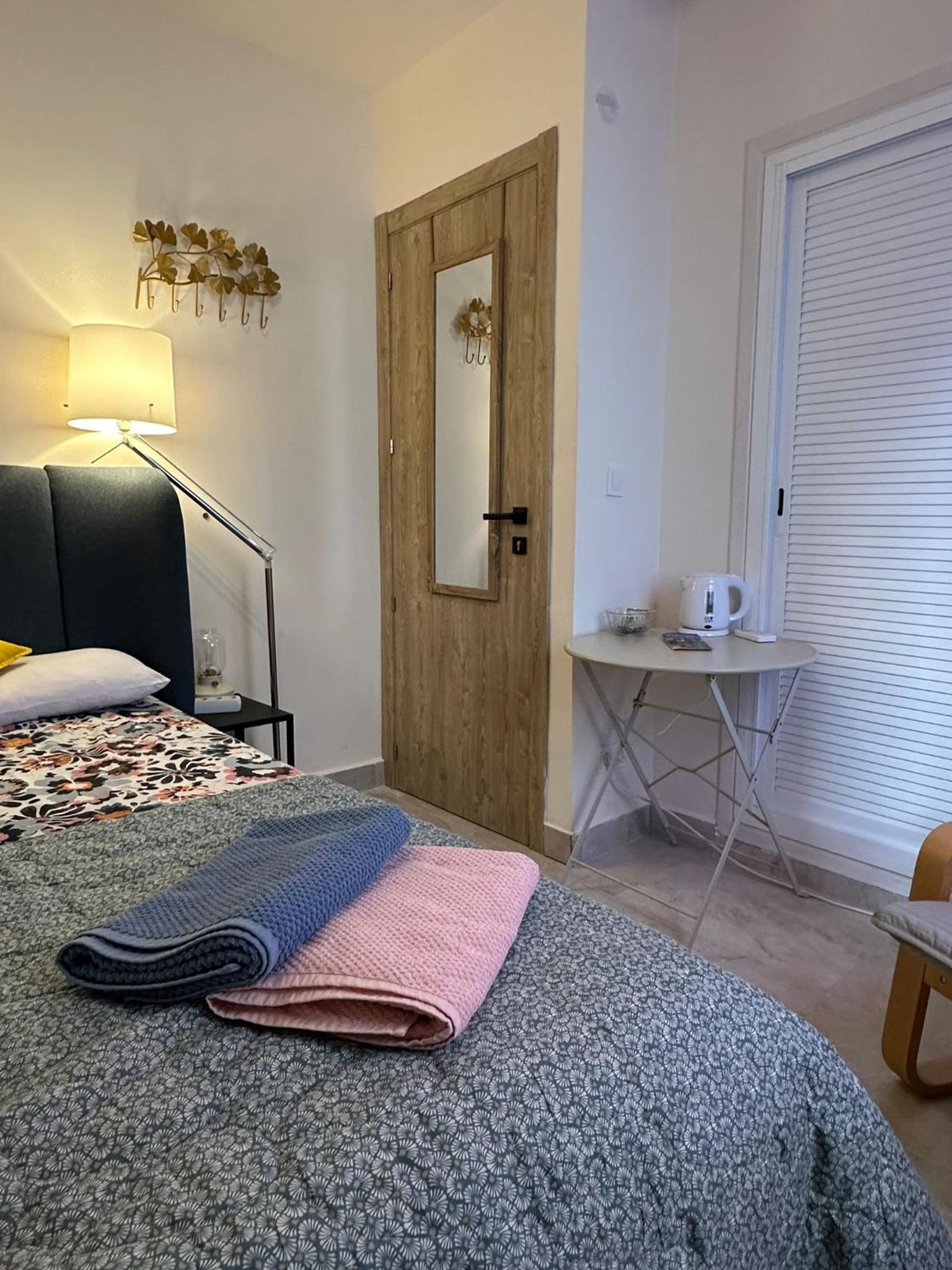 Peaceful Little Bedroom - Shared home with 3 cats