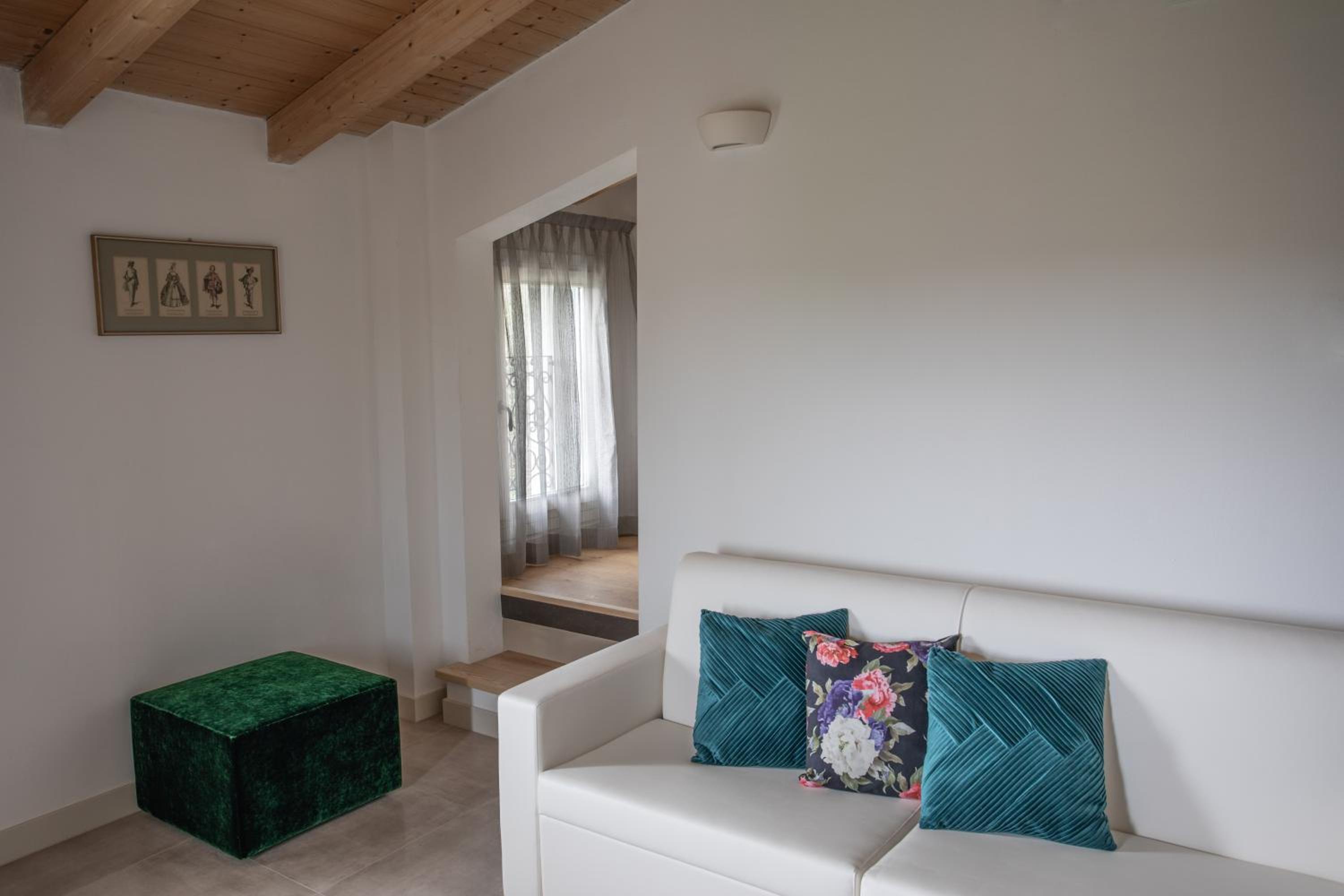 Cattania Suites and Rooms