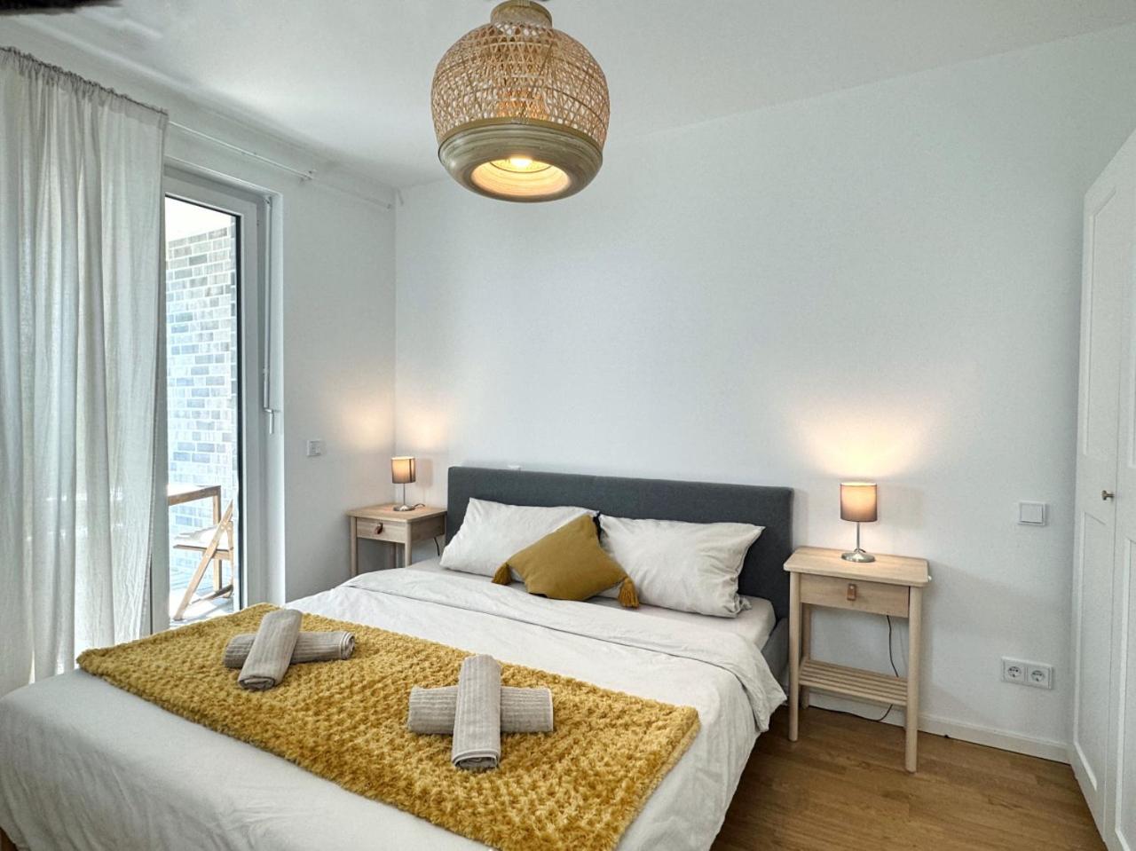 HolidayHome Apartments I Airport Deluxe Condo with Terrace