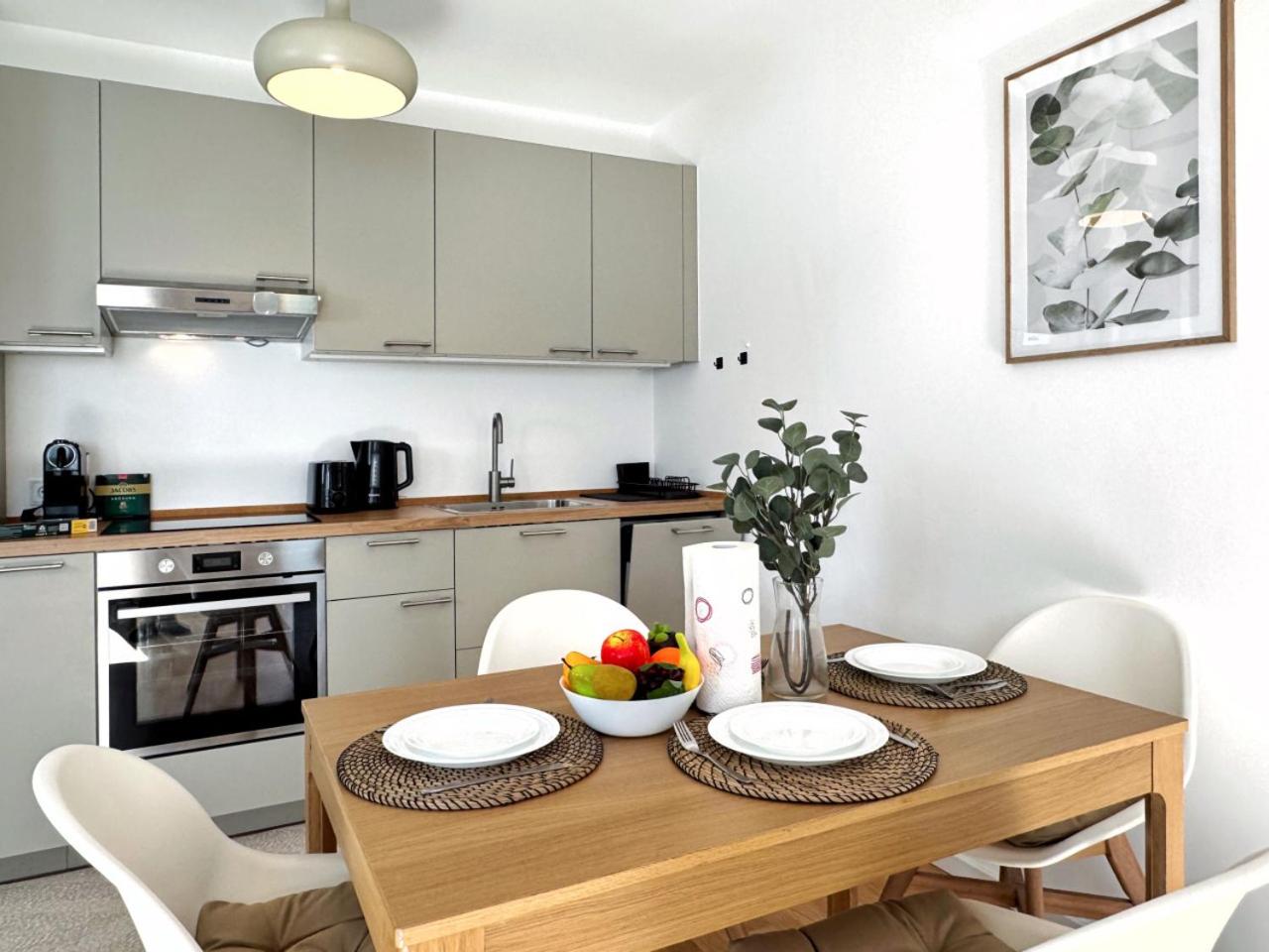 HolidayHome Apartments I Airport Deluxe Condo with Terrace