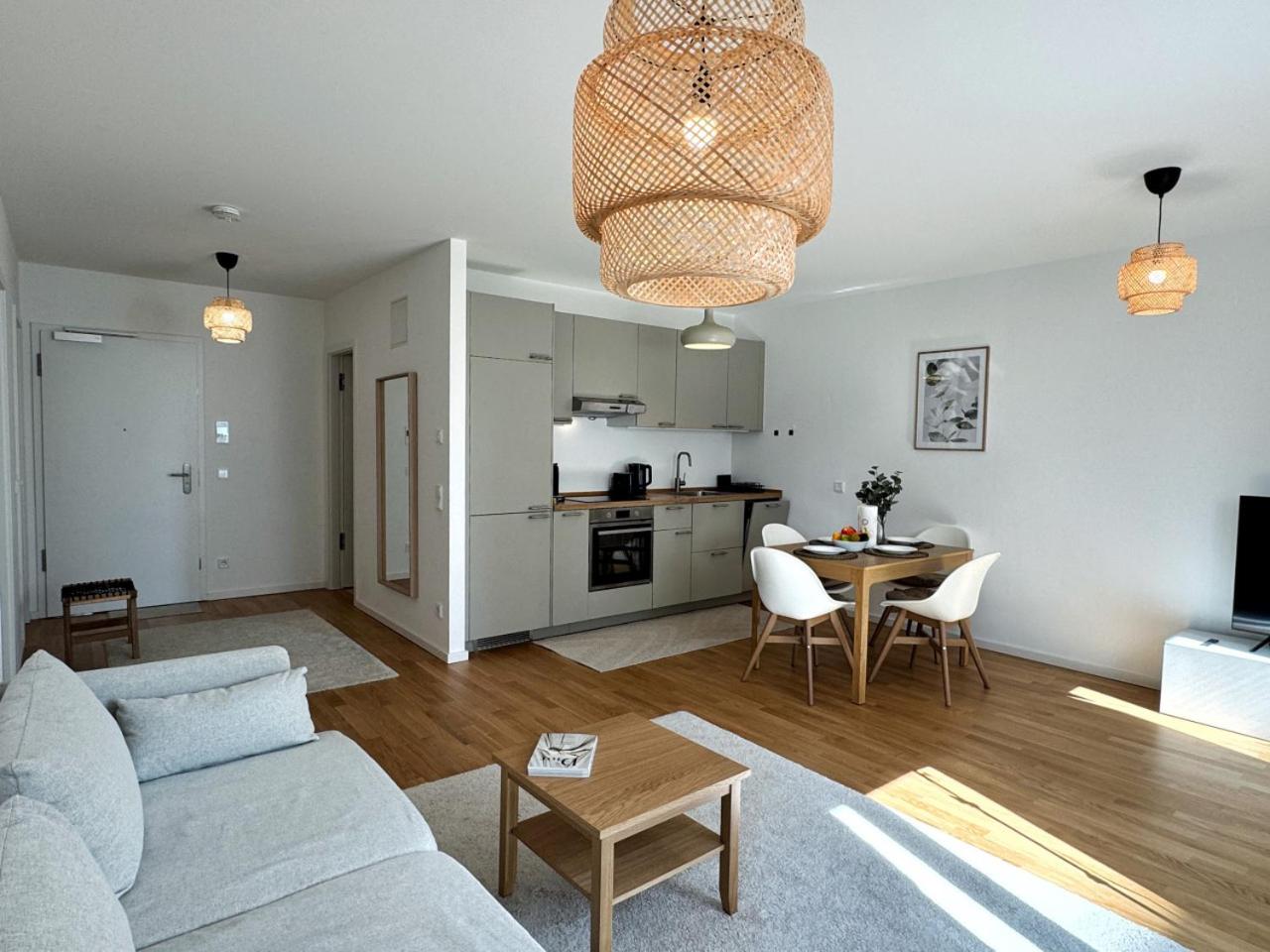 HolidayHome Apartments I Airport Deluxe Condo with Terrace