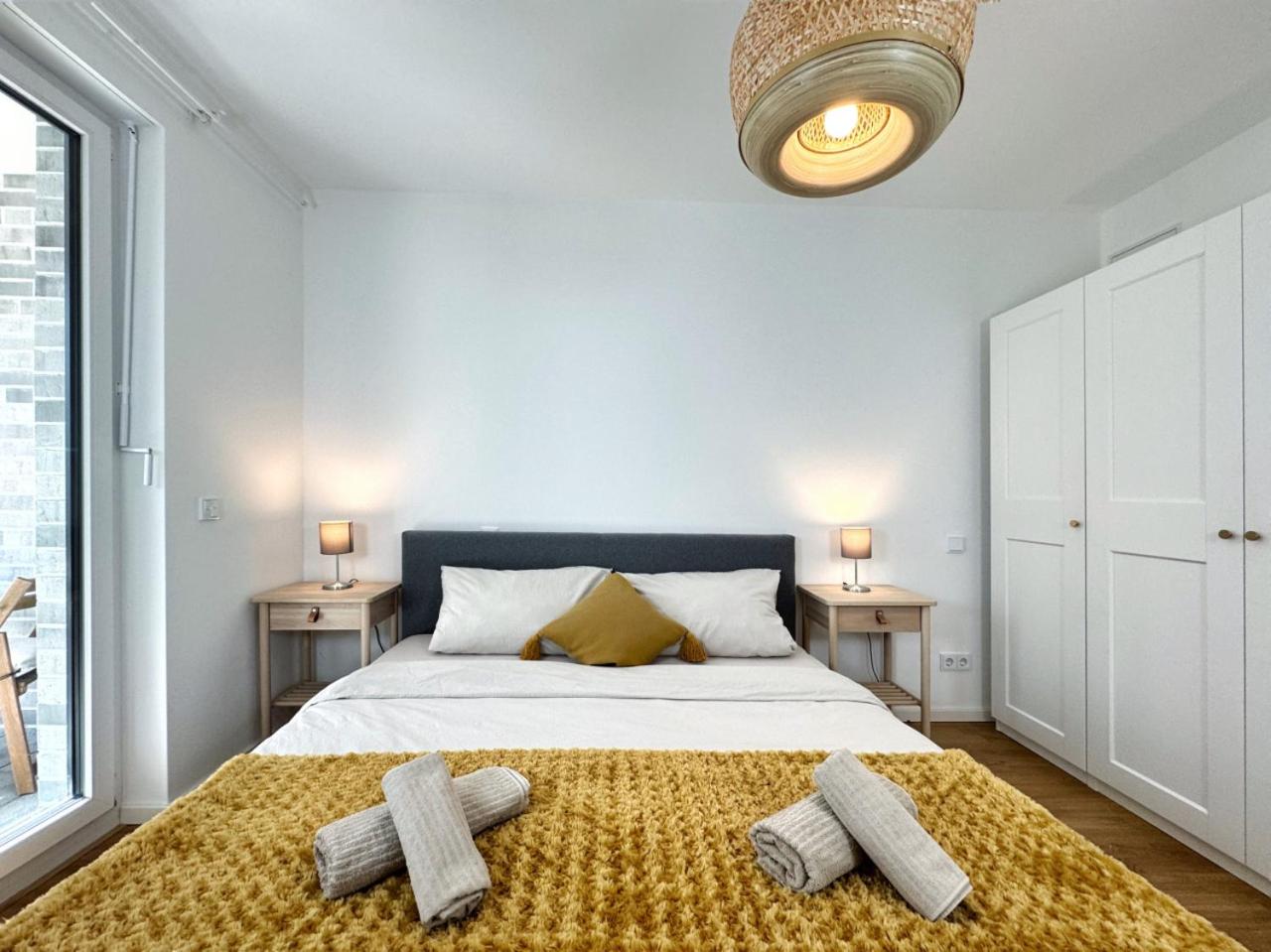 HolidayHome Apartments I Airport Deluxe Condo with Terrace