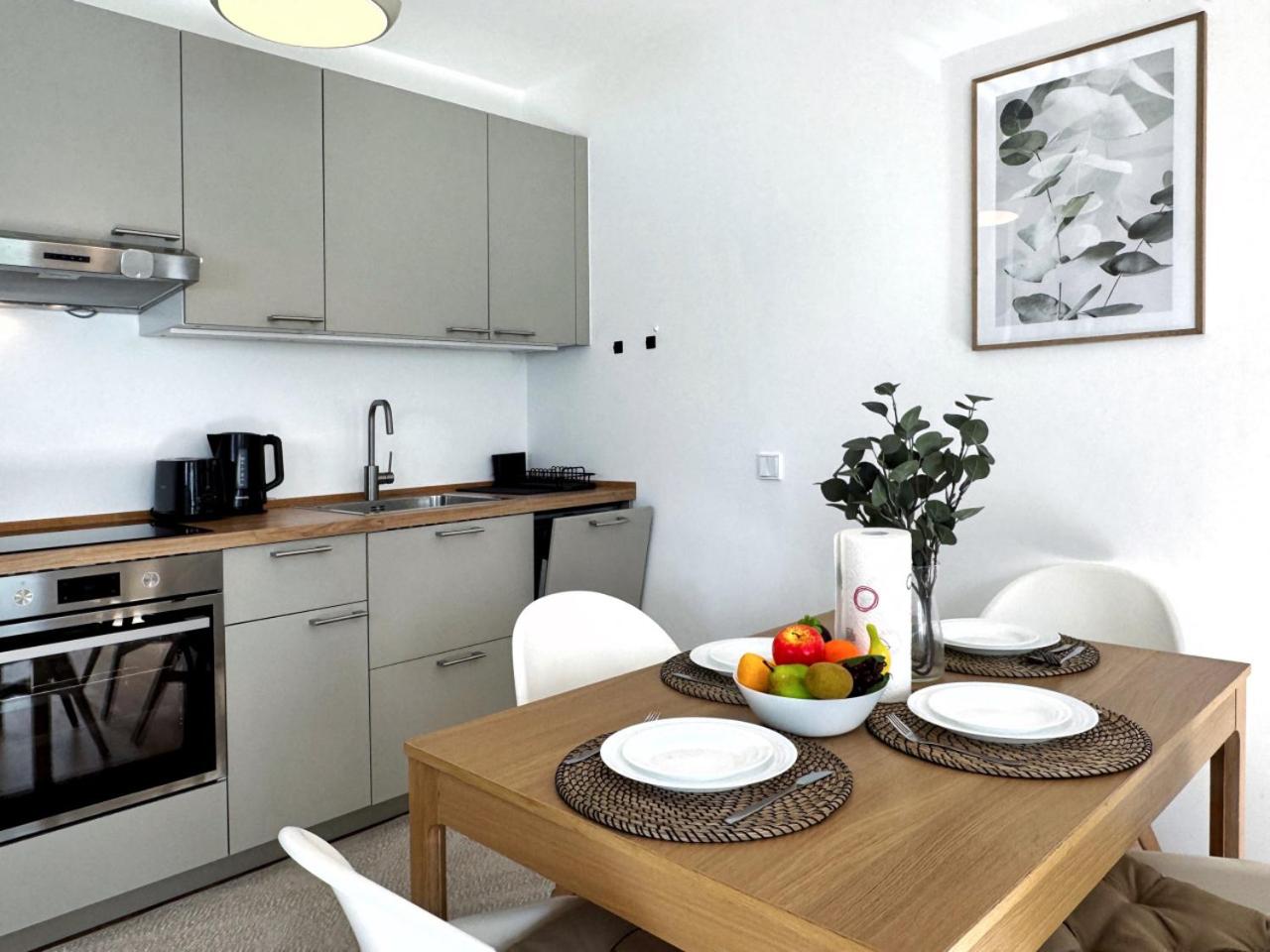 HolidayHome Apartments I Airport Deluxe Condo with Terrace