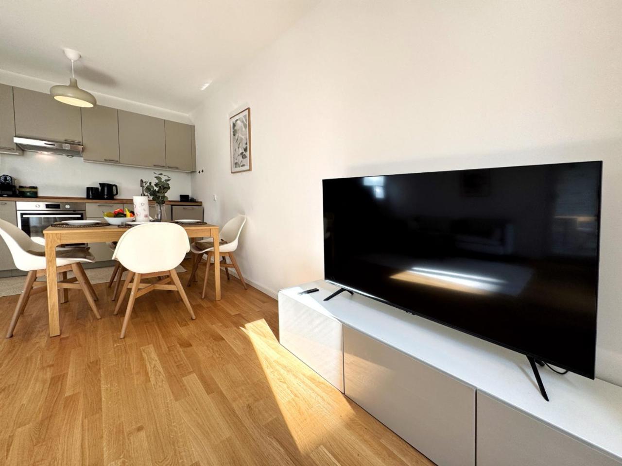 HolidayHome Apartments I Airport Deluxe Condo with Terrace