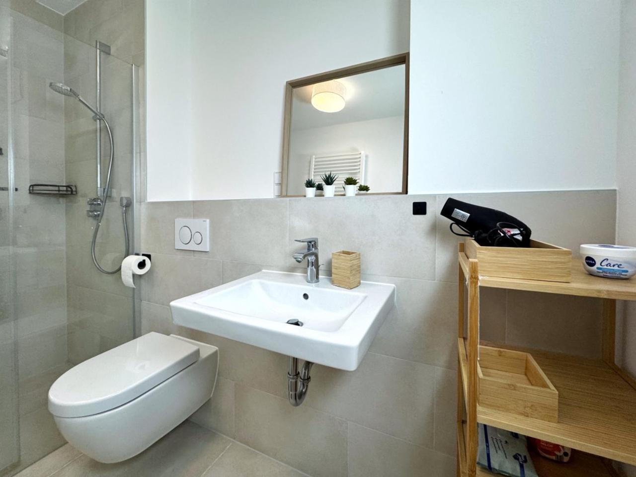 HolidayHome Apartments I Airport Deluxe Condo with Terrace