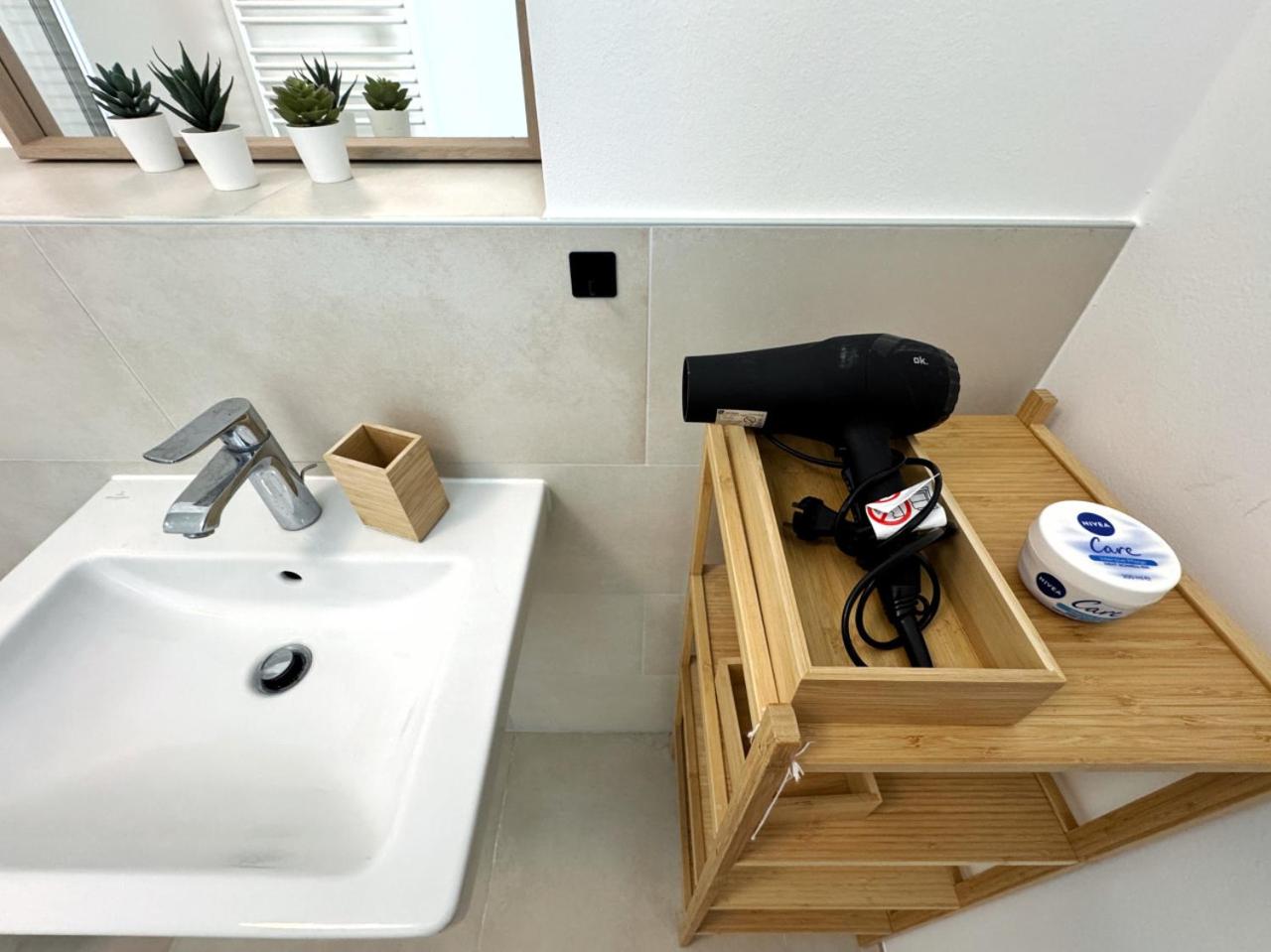 HolidayHome Apartments I Airport Deluxe Condo with Terrace