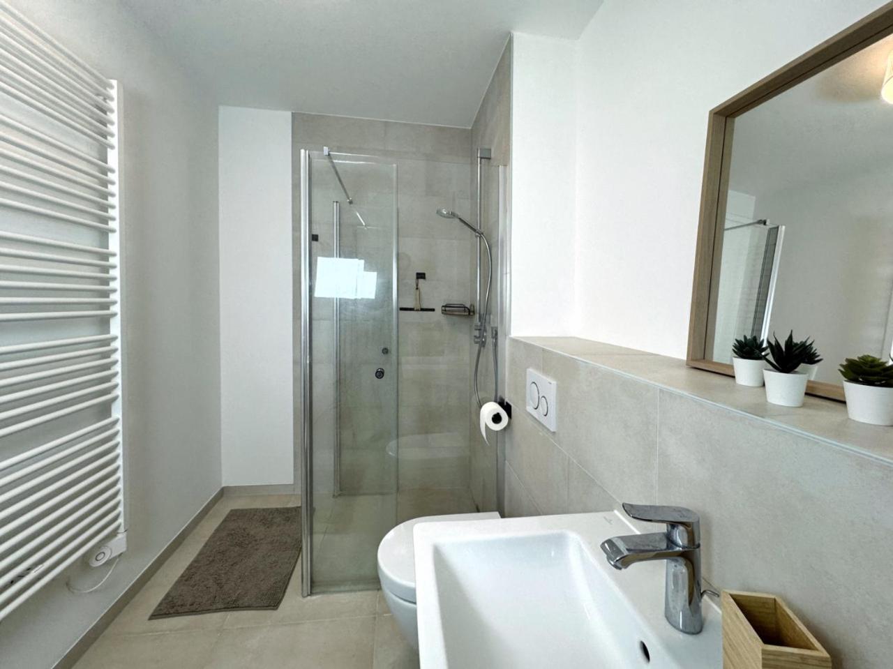 HolidayHome Apartments I Airport Deluxe Condo with Terrace