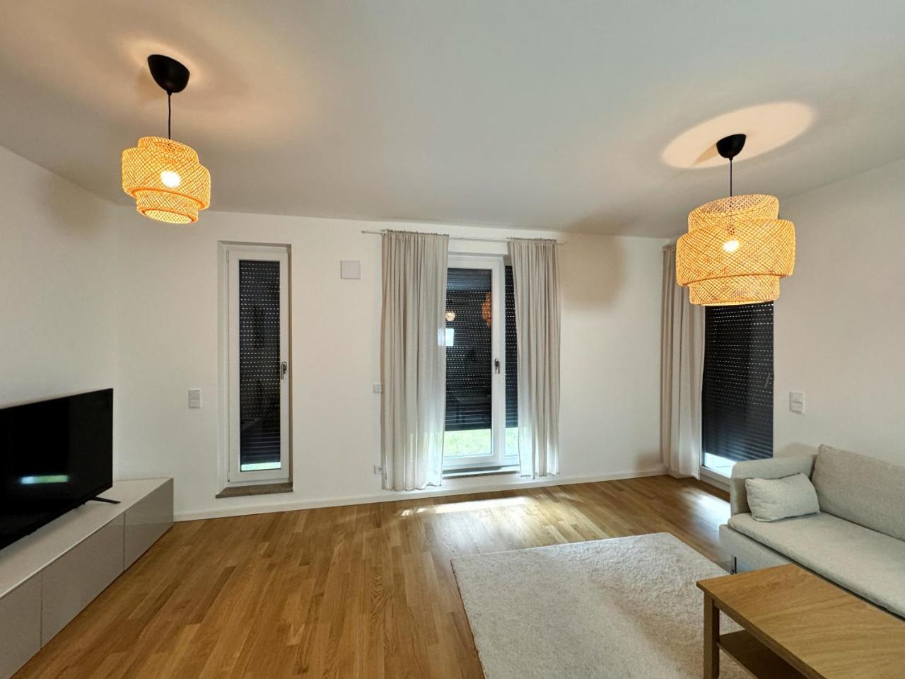 HolidayHome Apartments I Airport Deluxe Condo with Terrace