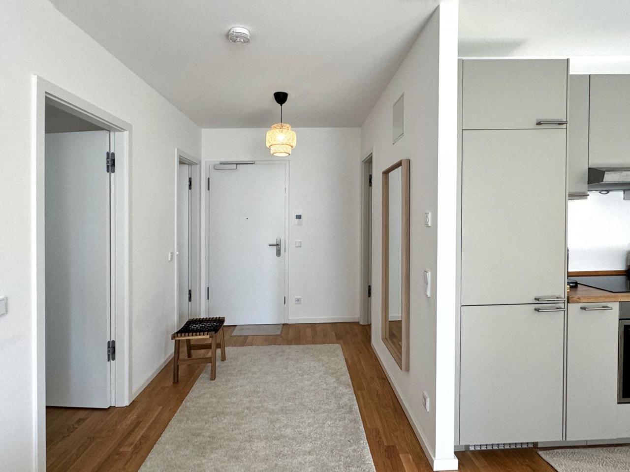 HolidayHome Apartments I Airport Deluxe Condo with Terrace