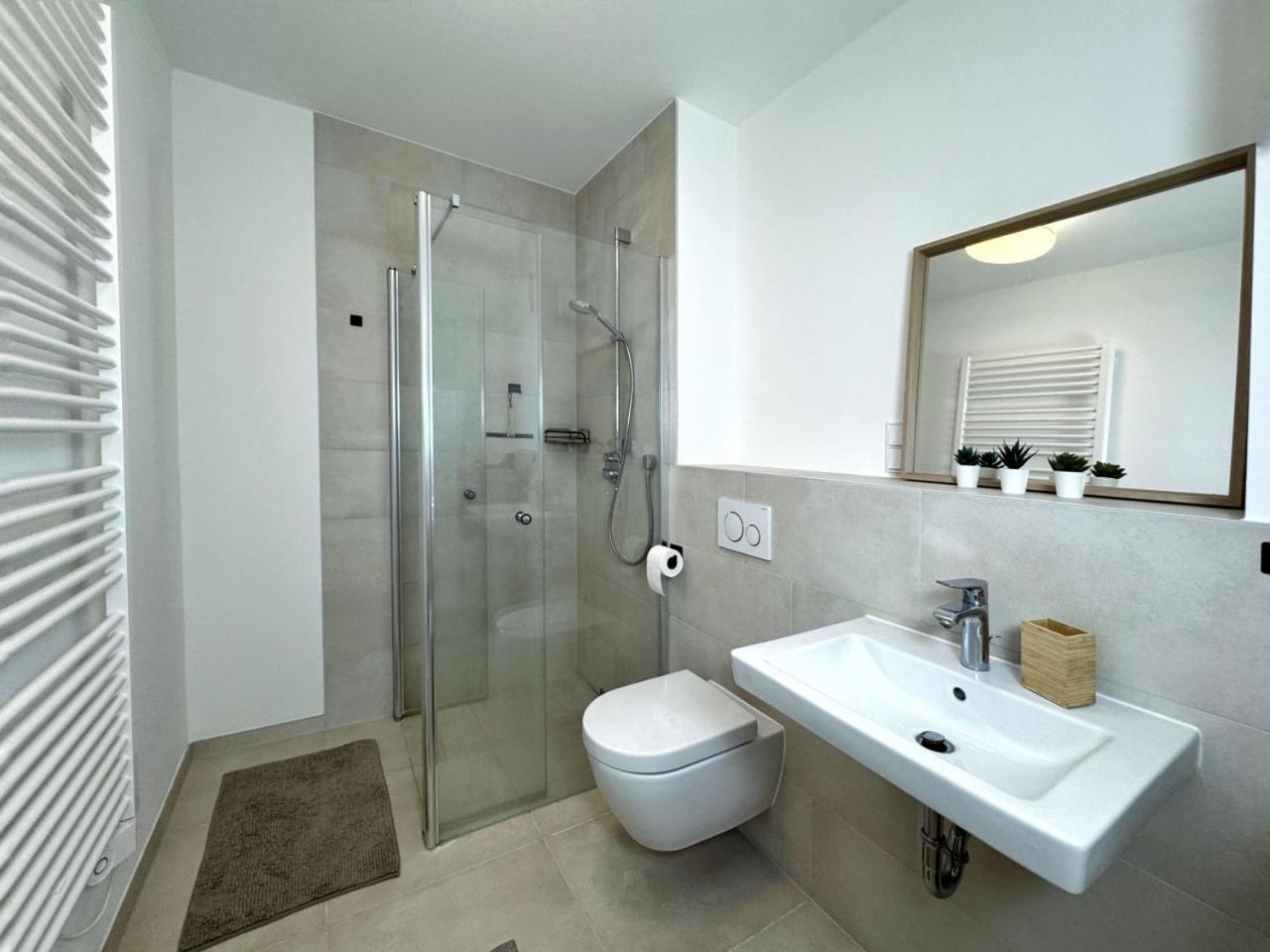 HolidayHome Apartments I Airport Deluxe Condo with Terrace