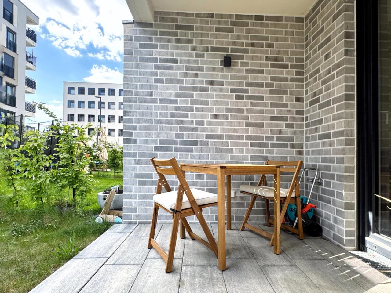 HolidayHome Apartments I Airport Deluxe Condo with Terrace