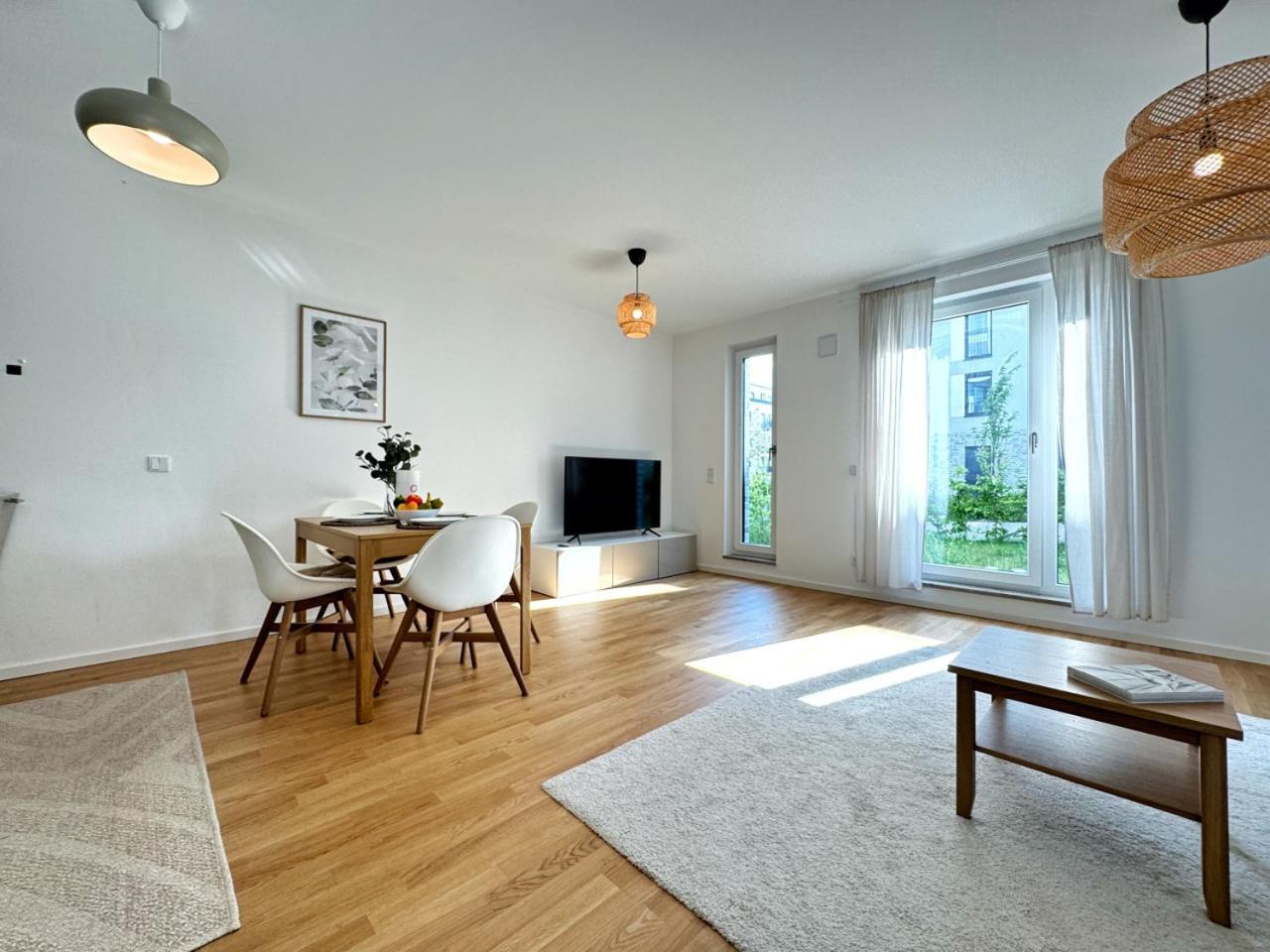 HolidayHome Apartments I Airport Deluxe Condo with Terrace