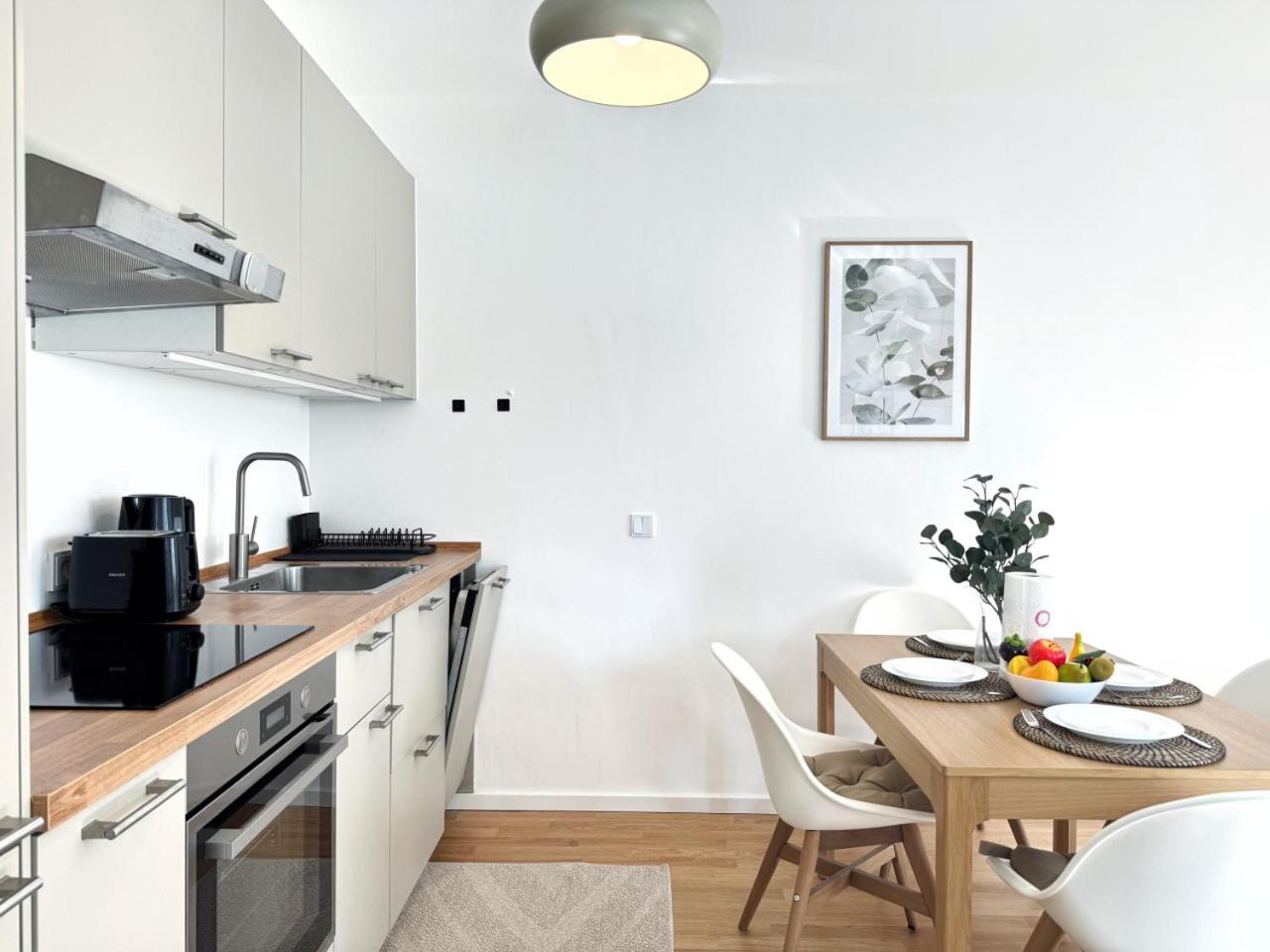 HolidayHome Apartments I Airport Deluxe Condo with Terrace