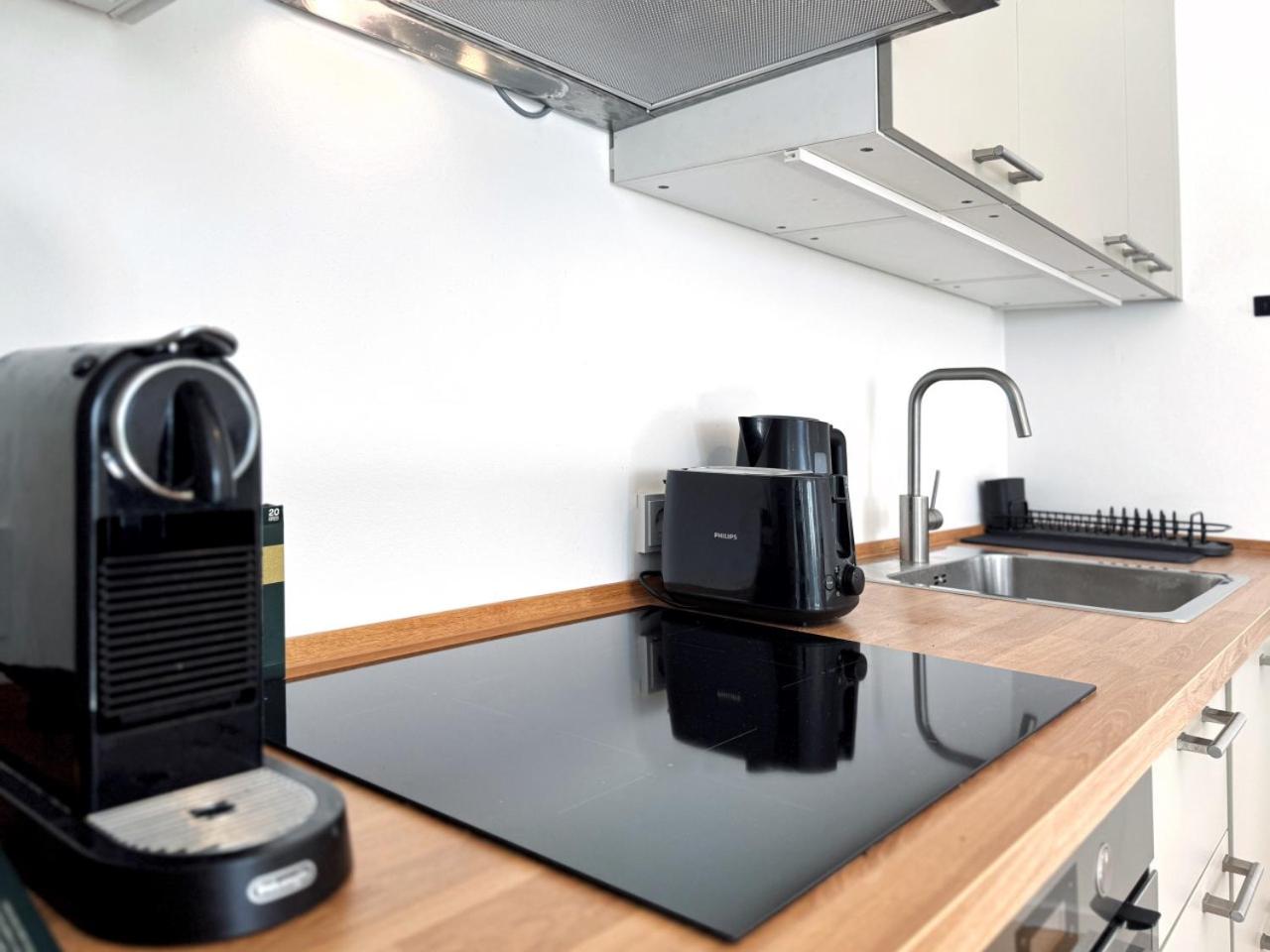 HolidayHome Apartments I Airport Deluxe Condo with Terrace