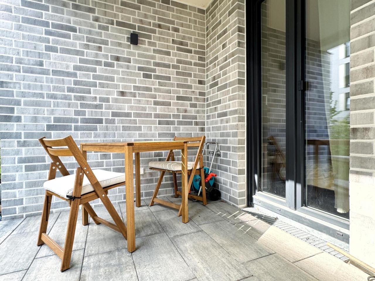 HolidayHome Apartments I Airport Deluxe Condo with Terrace