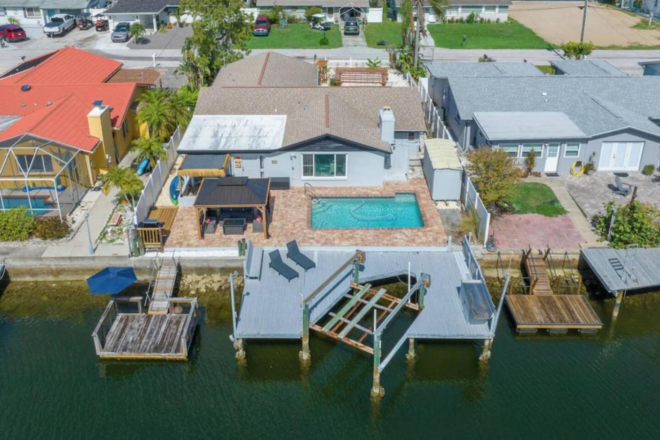 Villa Walk to Beach, Pool & Games Great for Family Vacations