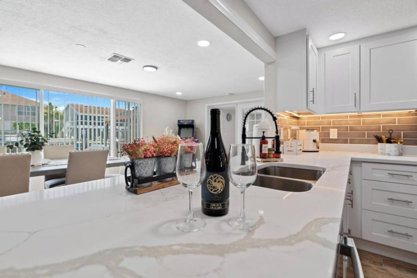 Villa Walk to Beach, Pool & Games Great for Family Vacations