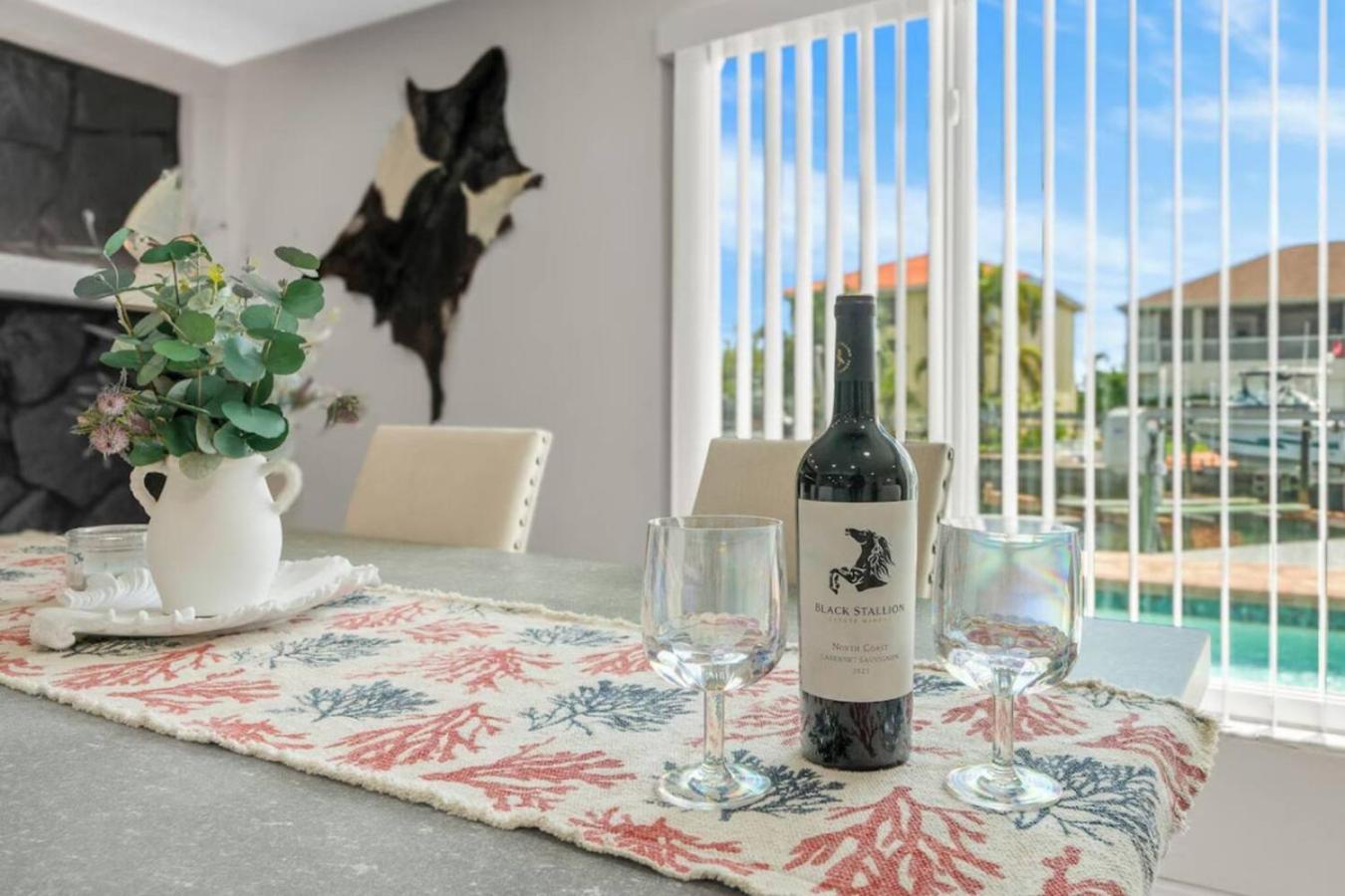 Villa Walk to Beach, Pool & Games Great for Family Vacations