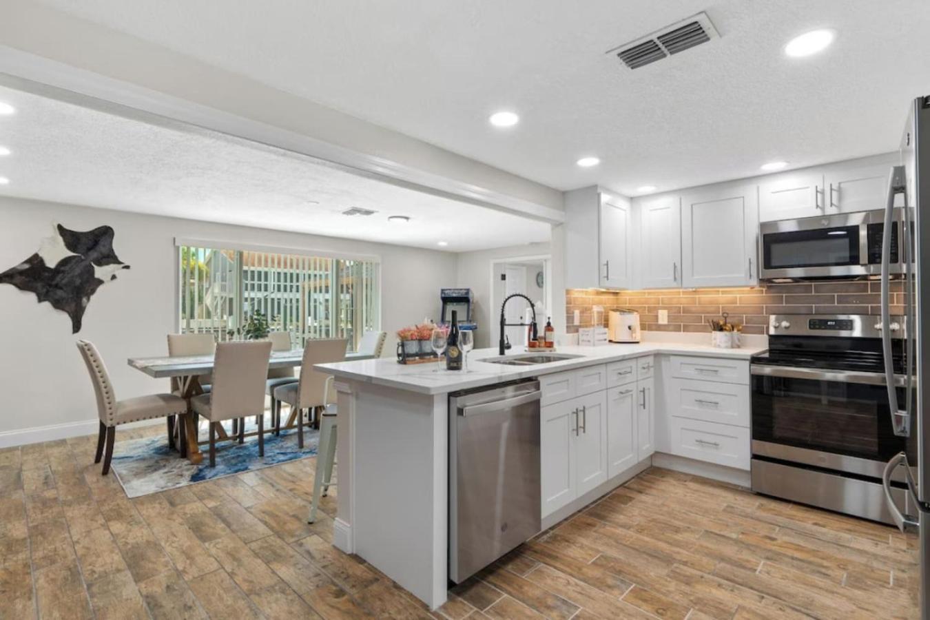 Villa Walk to Beach, Pool & Games Great for Family Vacations