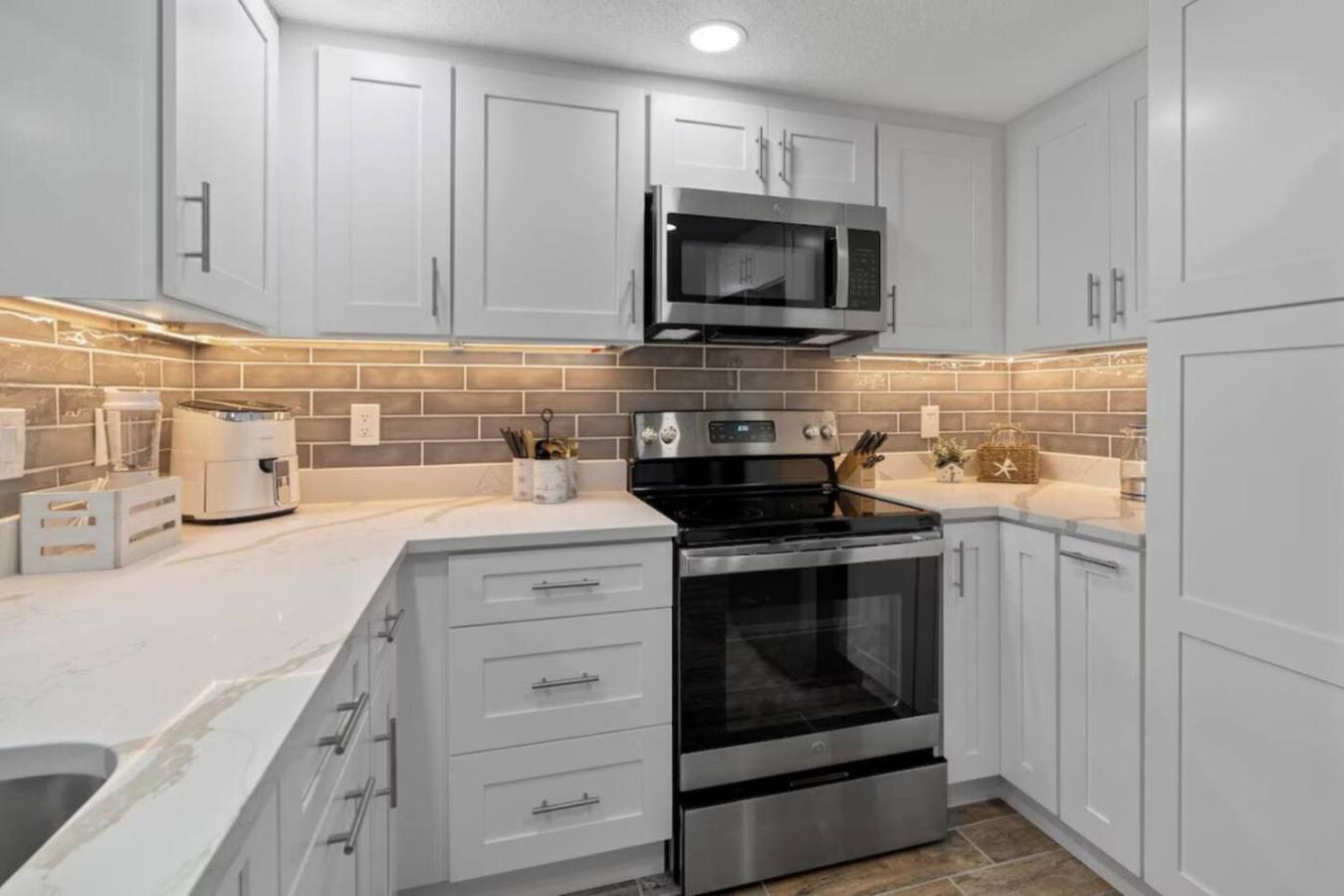 Villa Walk to Beach, Pool & Games Great for Family Vacations