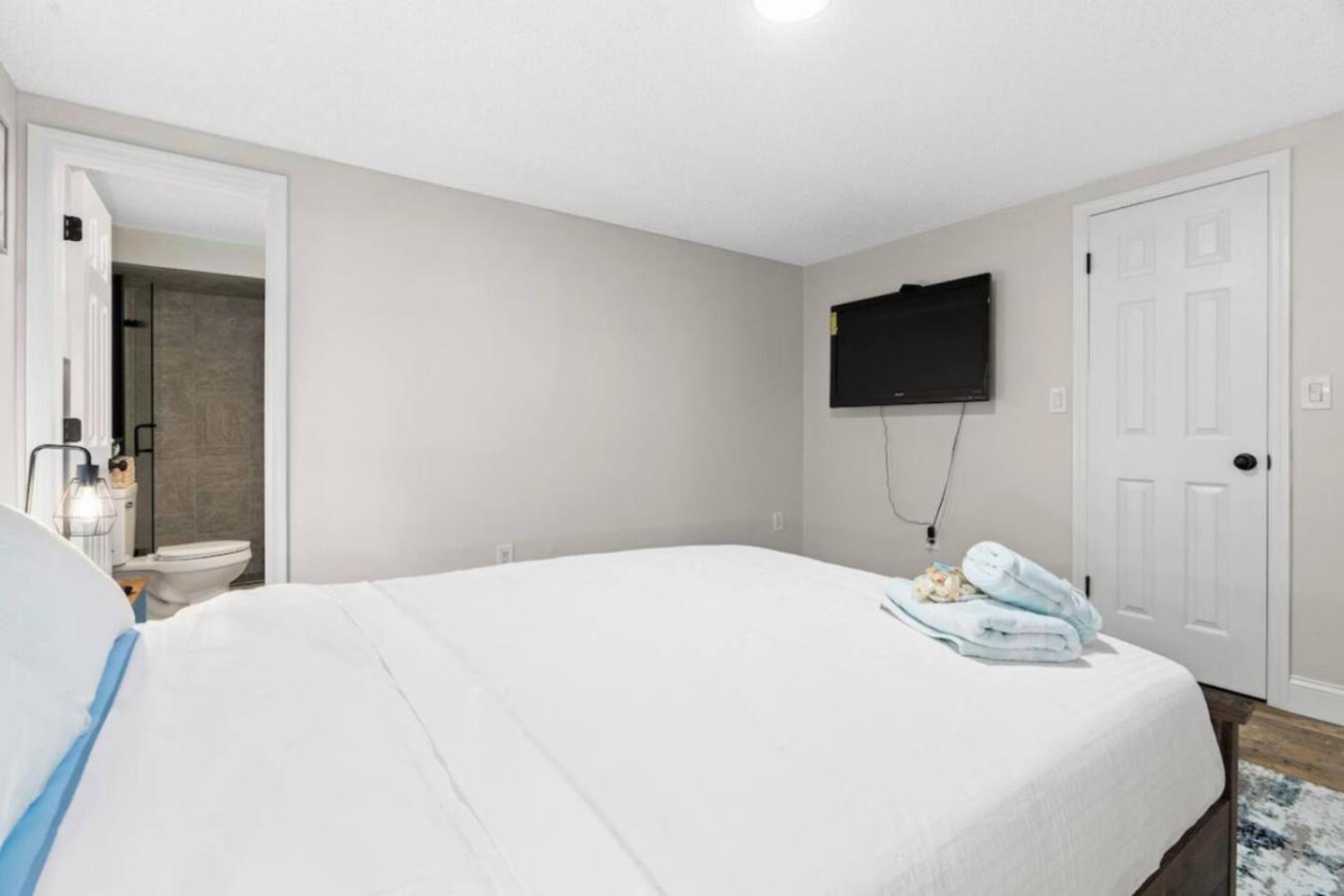 Villa Walk to Beach, Pool & Games Great for Family Vacations