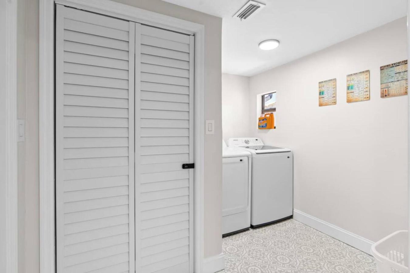 Villa Walk to Beach, Pool & Games Great for Family Vacations