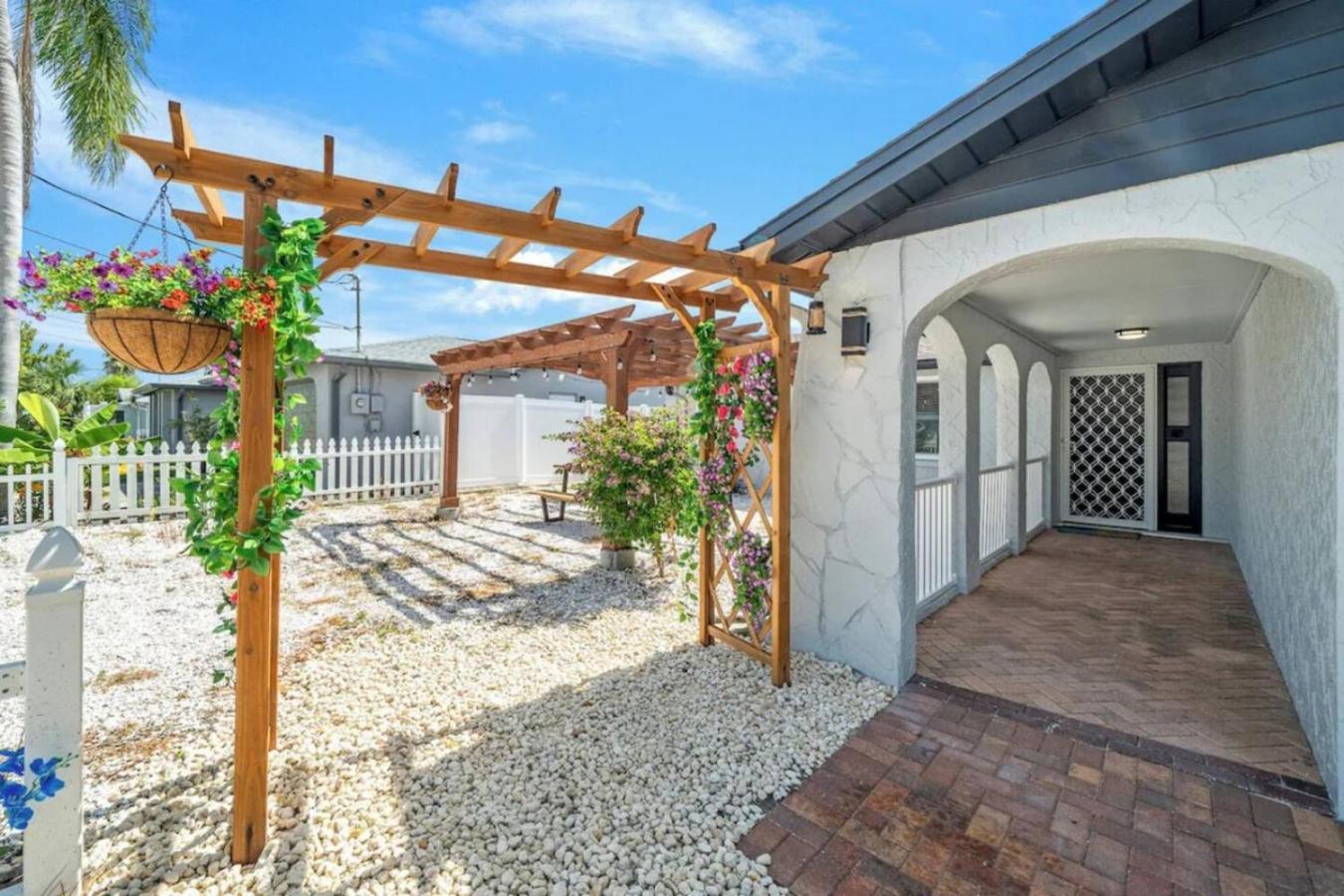Villa Walk to Beach, Pool & Games Great for Family Vacations