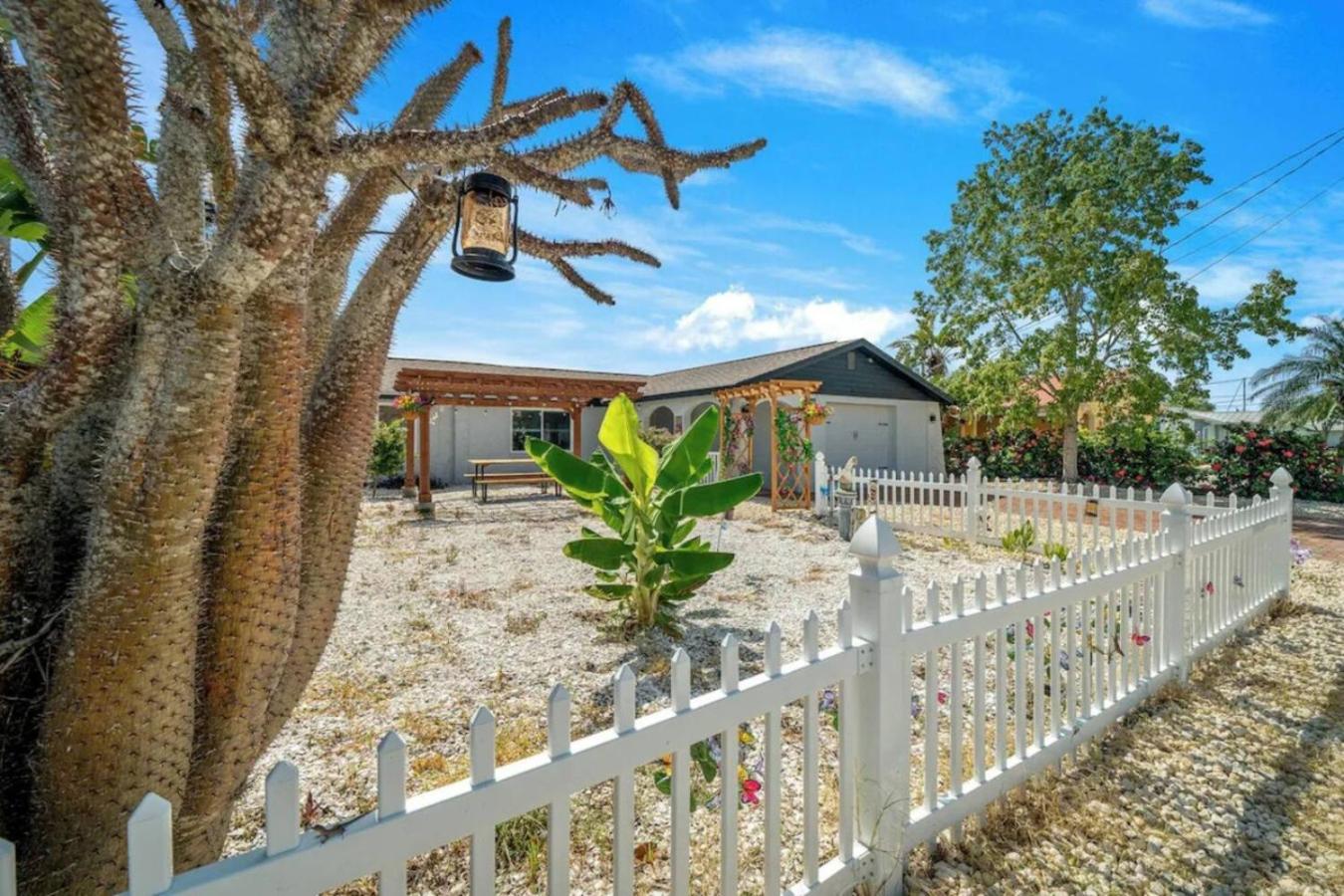 Villa Walk to Beach, Pool & Games Great for Family Vacations