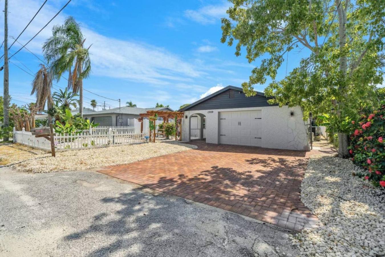 Villa Walk to Beach, Pool & Games Great for Family Vacations