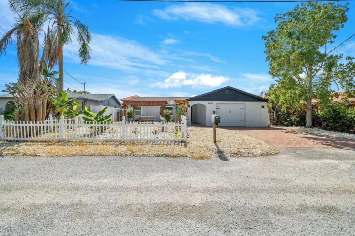 Villa Walk to Beach, Pool & Games Great for Family Vacations