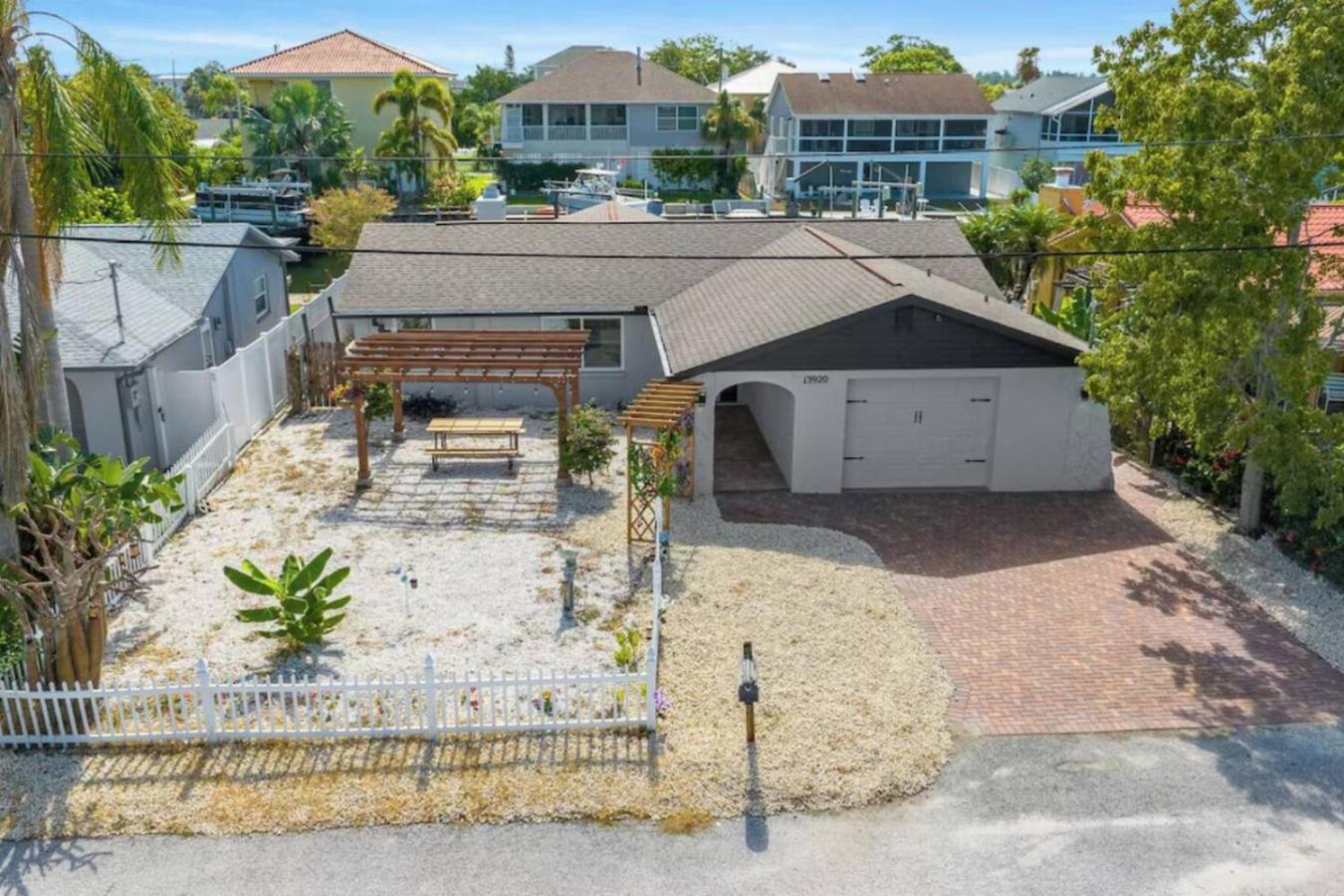 Villa Walk to Beach, Pool & Games Great for Family Vacations