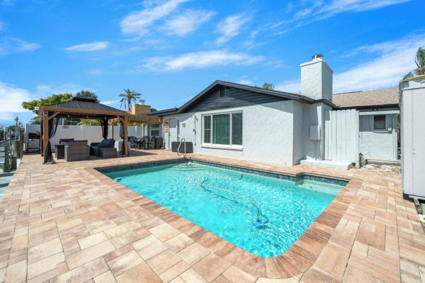Villa Walk to Beach, Pool & Games Great for Family Vacations