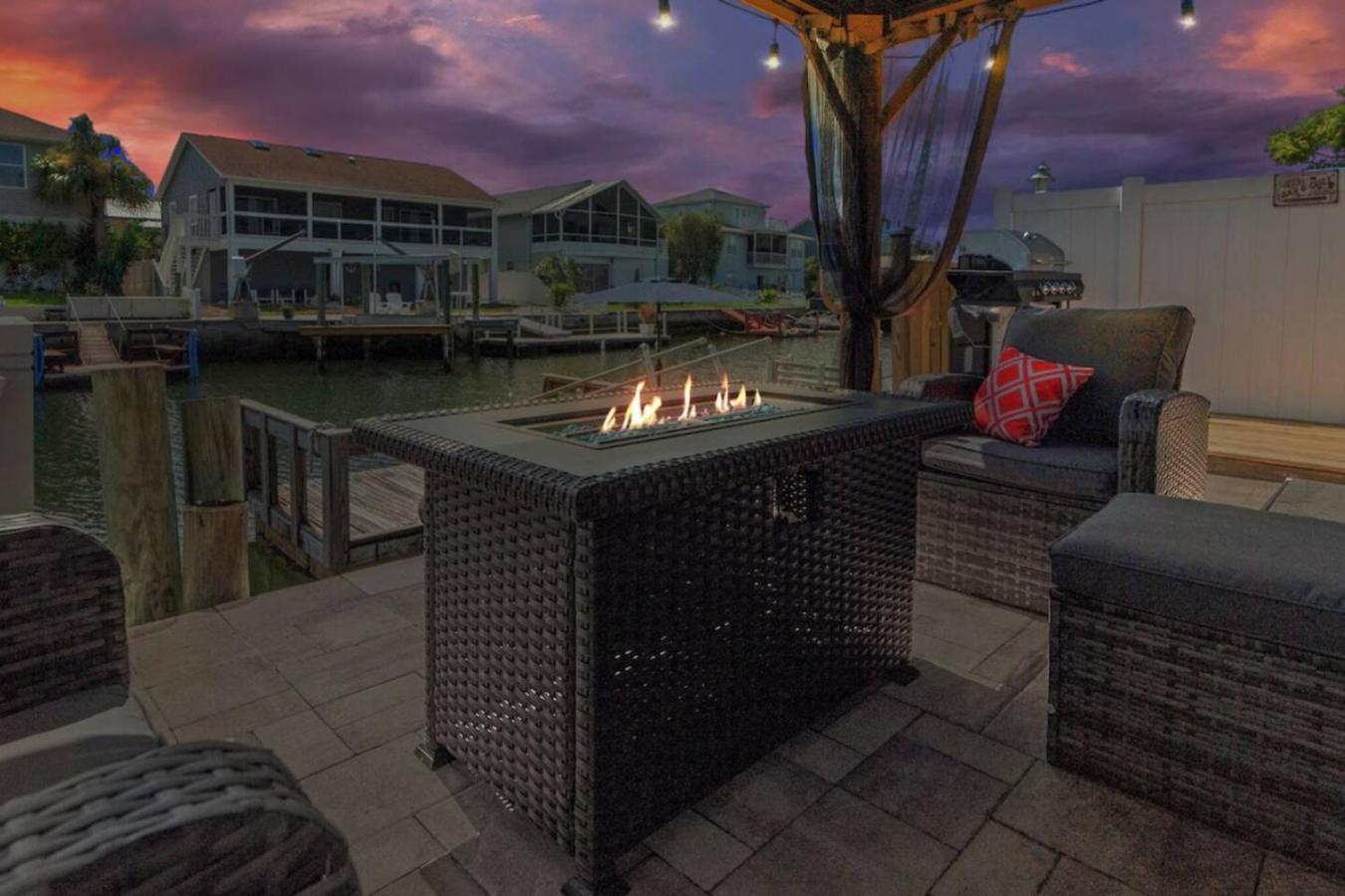Villa Walk to Beach, Pool & Games Great for Family Vacations