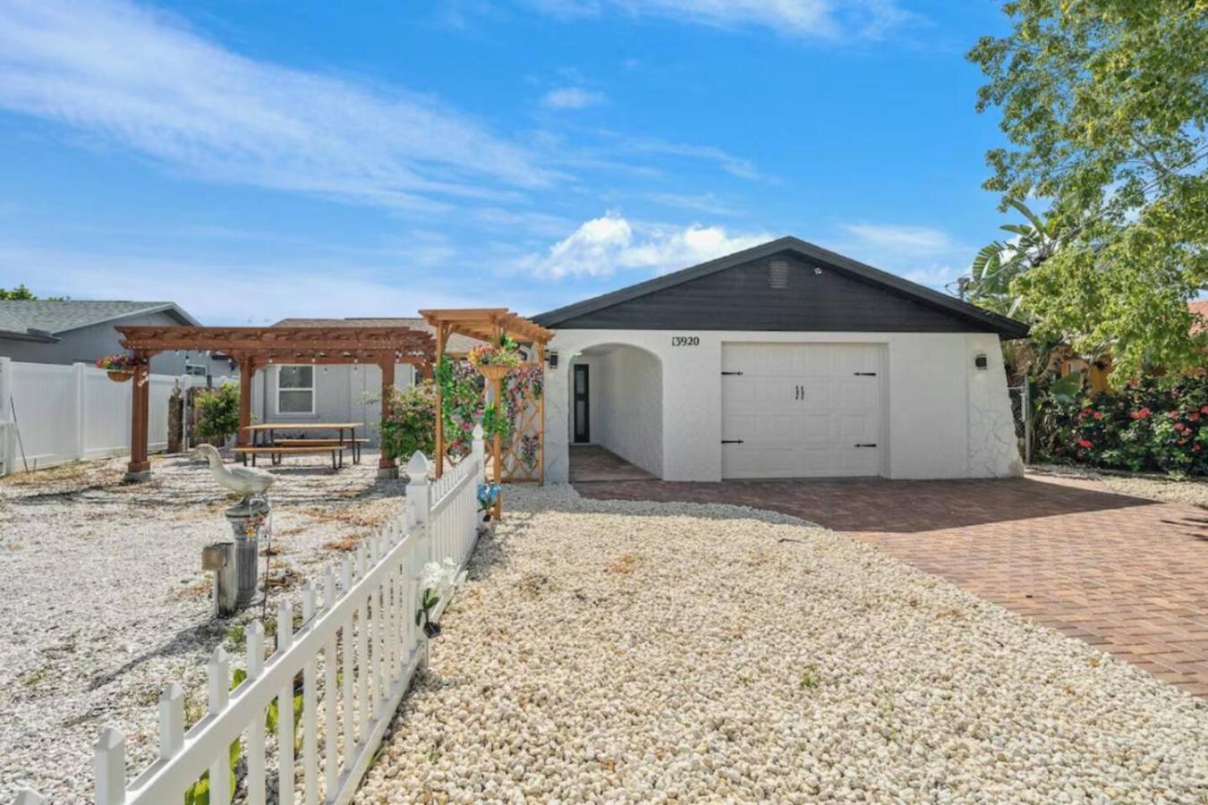 Villa Walk to Beach, Pool & Games Great for Family Vacations