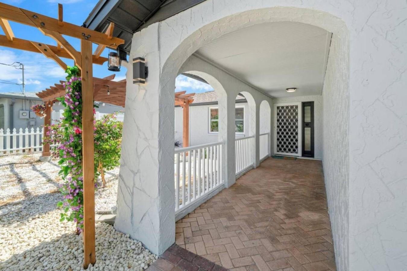 Villa Walk to Beach, Pool & Games Great for Family Vacations