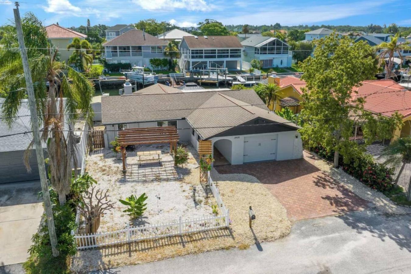 Villa Walk to Beach, Pool & Games Great for Family Vacations