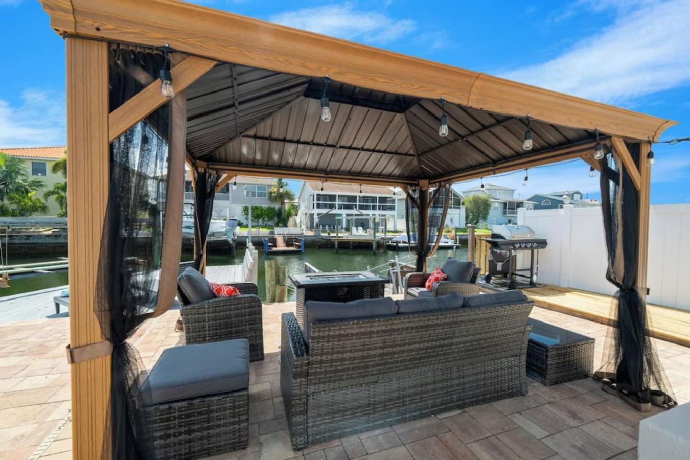 Villa Walk to Beach, Pool & Games Great for Family Vacations
