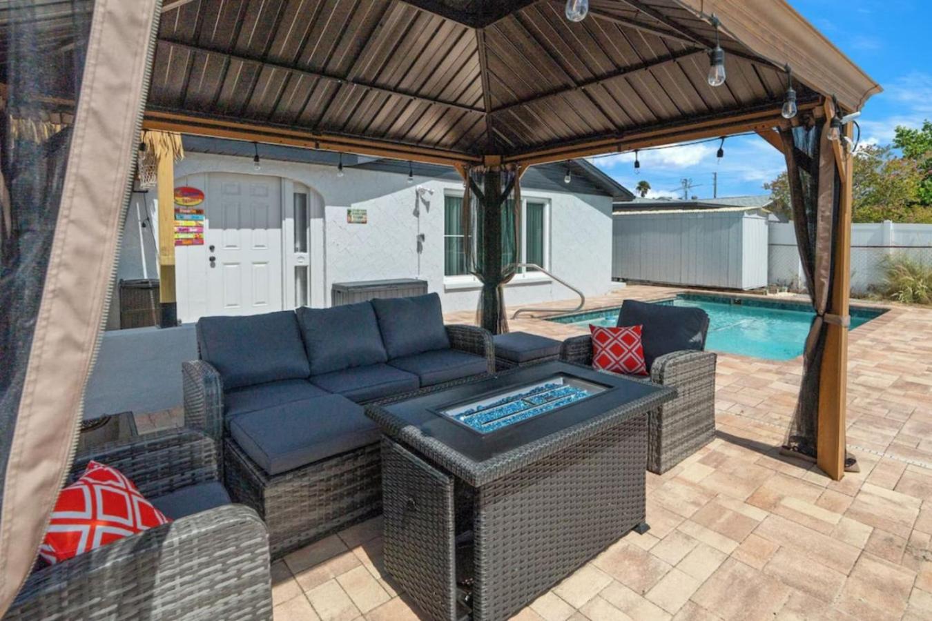 Villa Walk to Beach, Pool & Games Great for Family Vacations