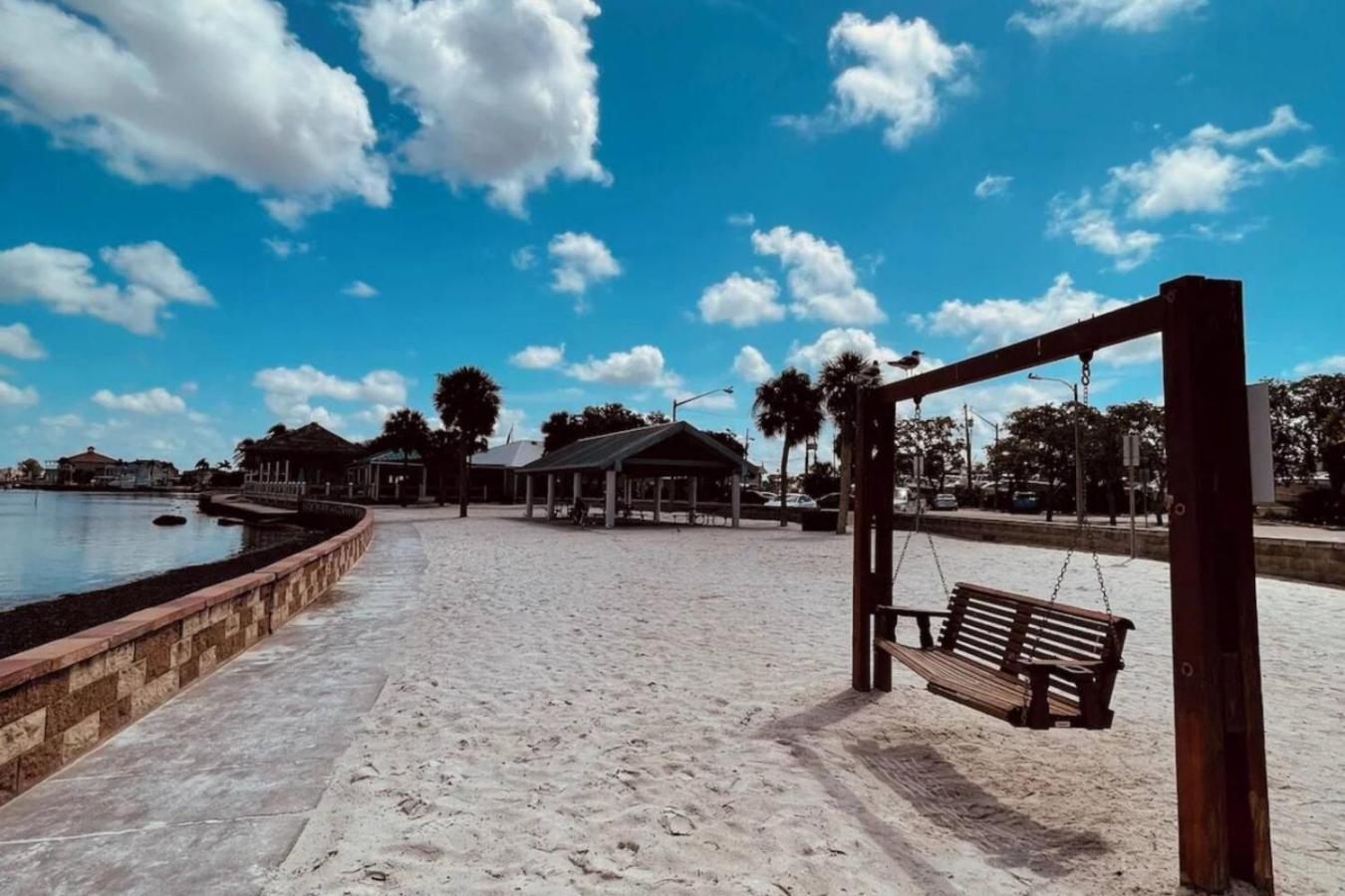 Villa Walk to Beach, Pool & Games Great for Family Vacations