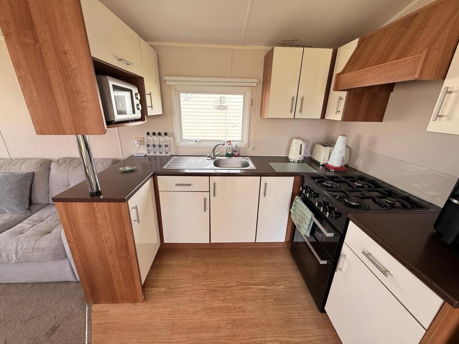 Sea Bliss Beachfront Caravan, 2 Bed King Ensuite, Sleeps 6, Wrap Decking, Crimdon Dene