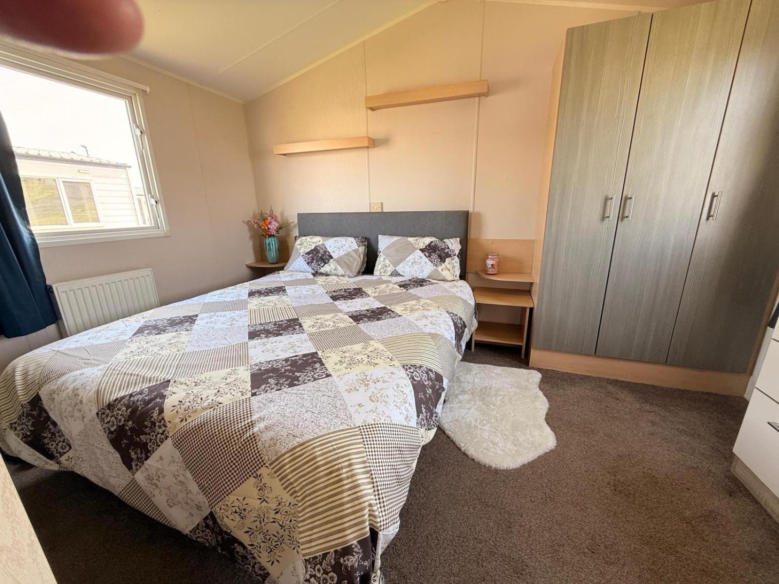 Sea Bliss Beachfront Caravan, 2 Bed King Ensuite, Sleeps 6, Wrap Decking, Crimdon Dene