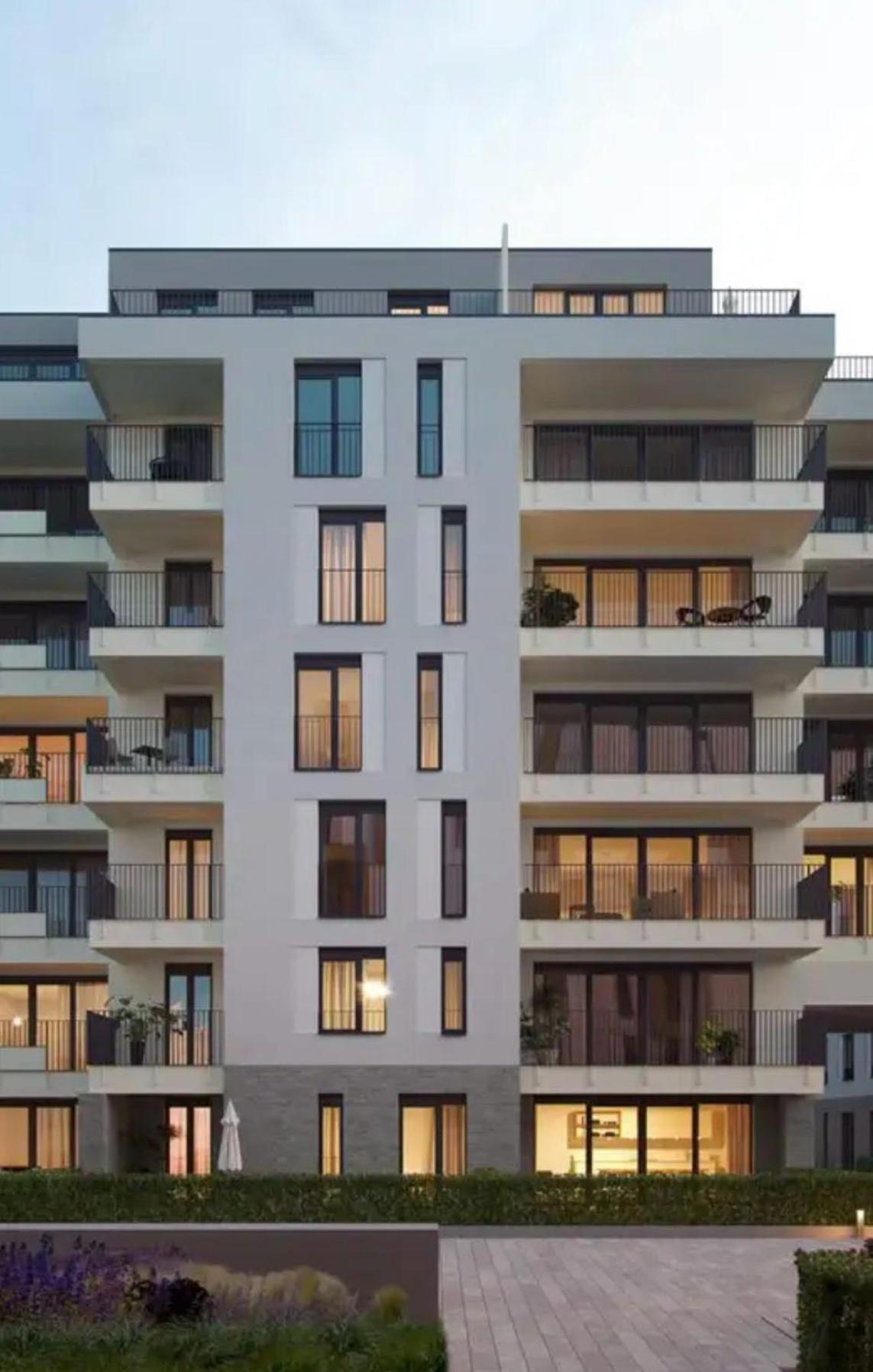 HolidayHome Apartments I Airport Deluxe Condo with Terrace