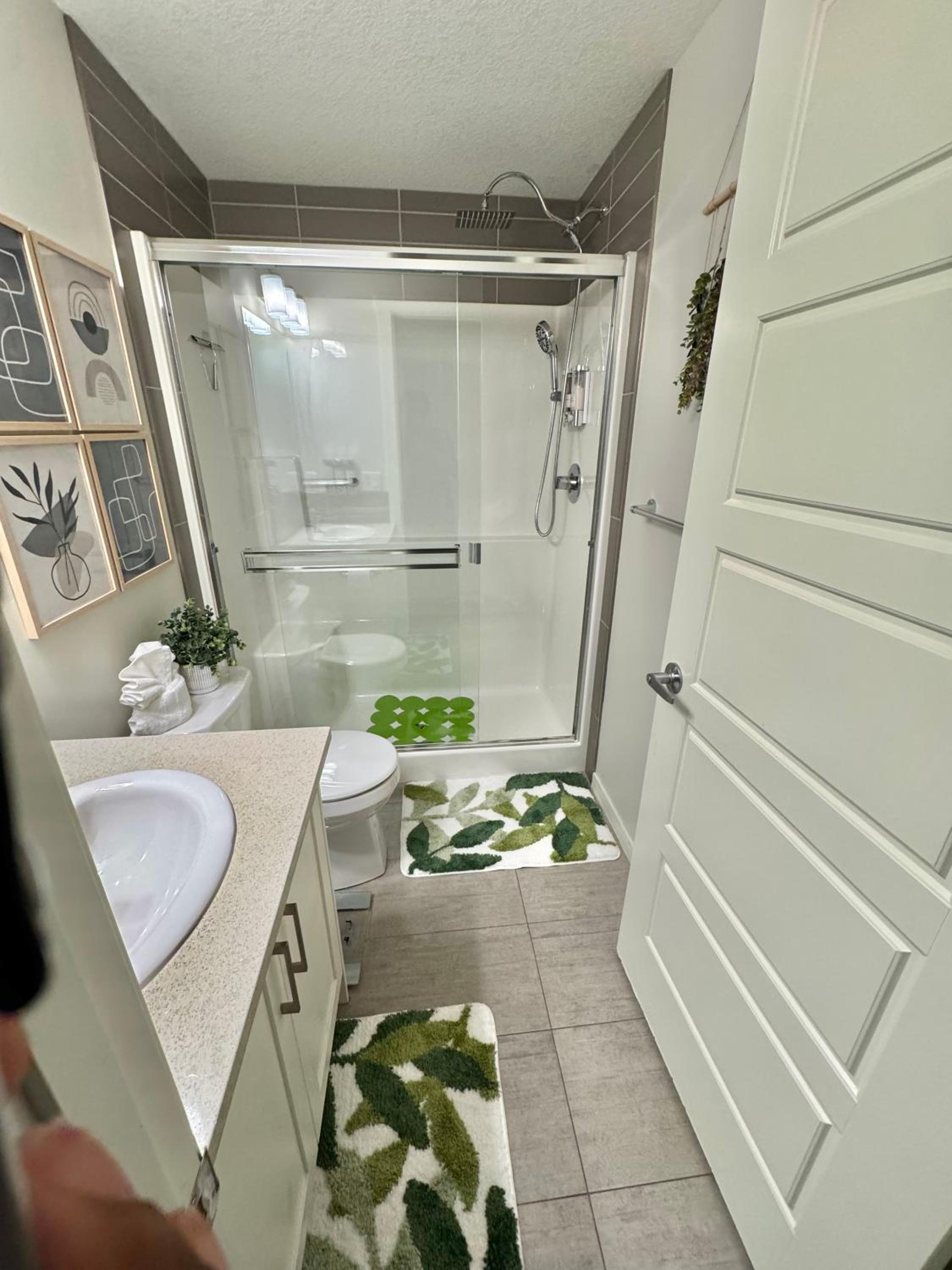 Tropical Caribbean-Themed Cozy Getaway - King Bed-Free Parking